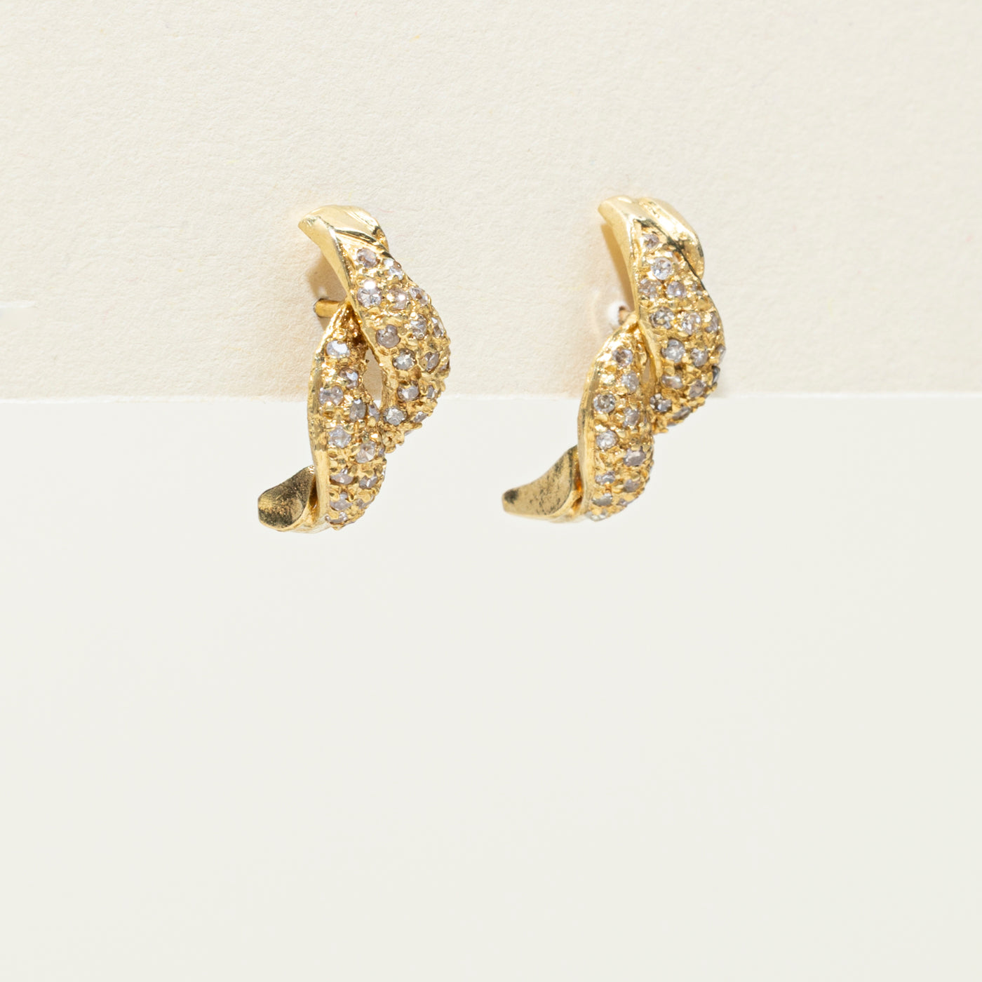 Boucles d'oreilles puces croisées en or 18 carats serties de diamants | 0,54 ct au total