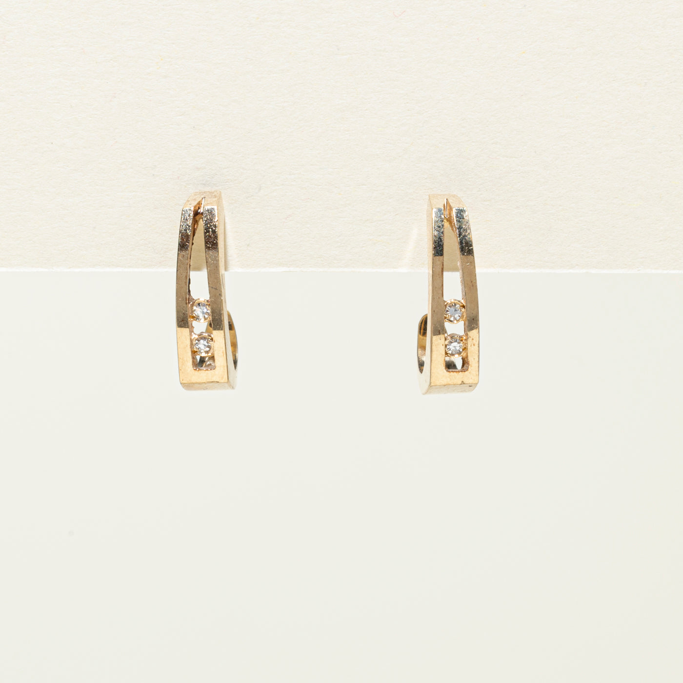 Boucles d'oreilles demi-huggie biseautées en or 14 carats serties de diamants | 0,04 ct au total