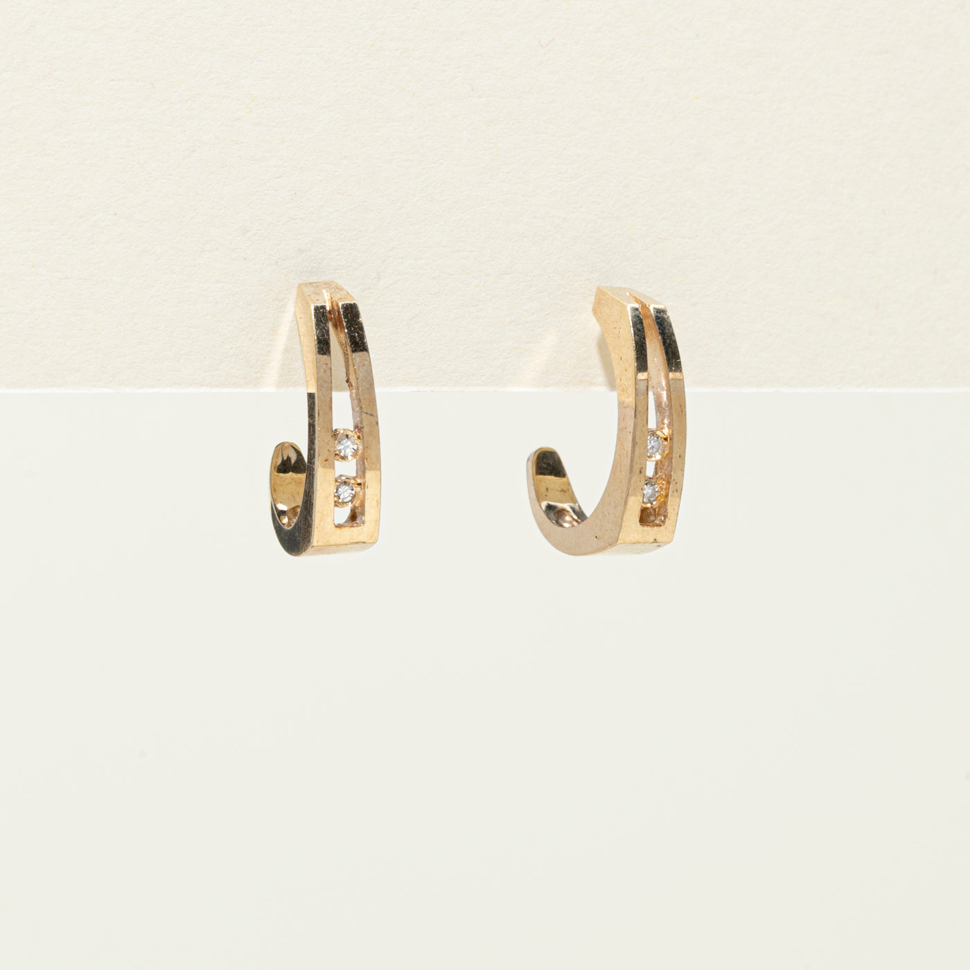 Boucles d'oreilles demi-huggie biseautées en or 14 carats serties de diamants | 0,04 ct au total