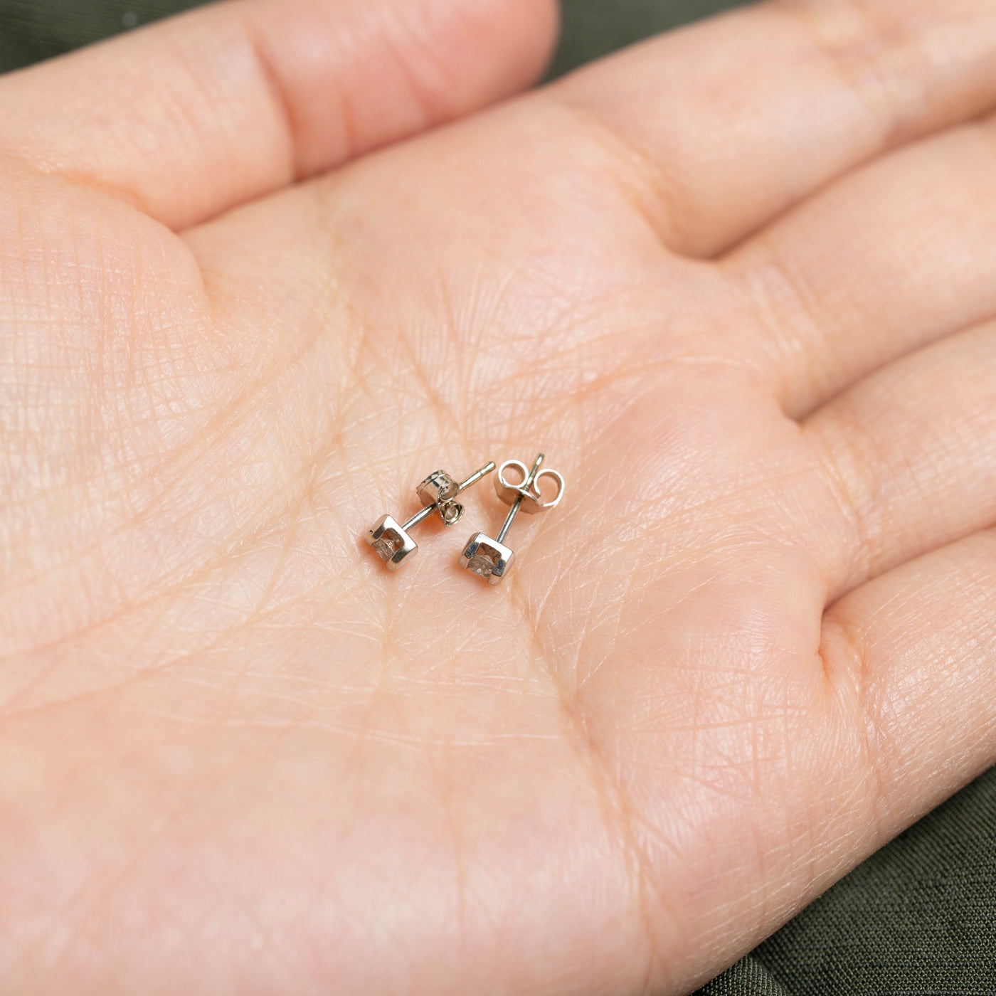 Boucles d'oreilles puces en or 14 carats serties de diamants | 0,10 ct au total