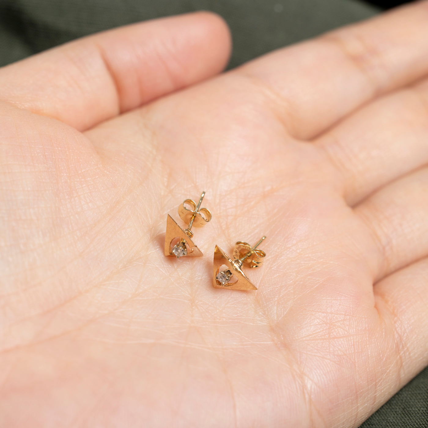 Boucles d'oreilles puces géométriques en or 14 carats serties de diamants | 0,06 ct