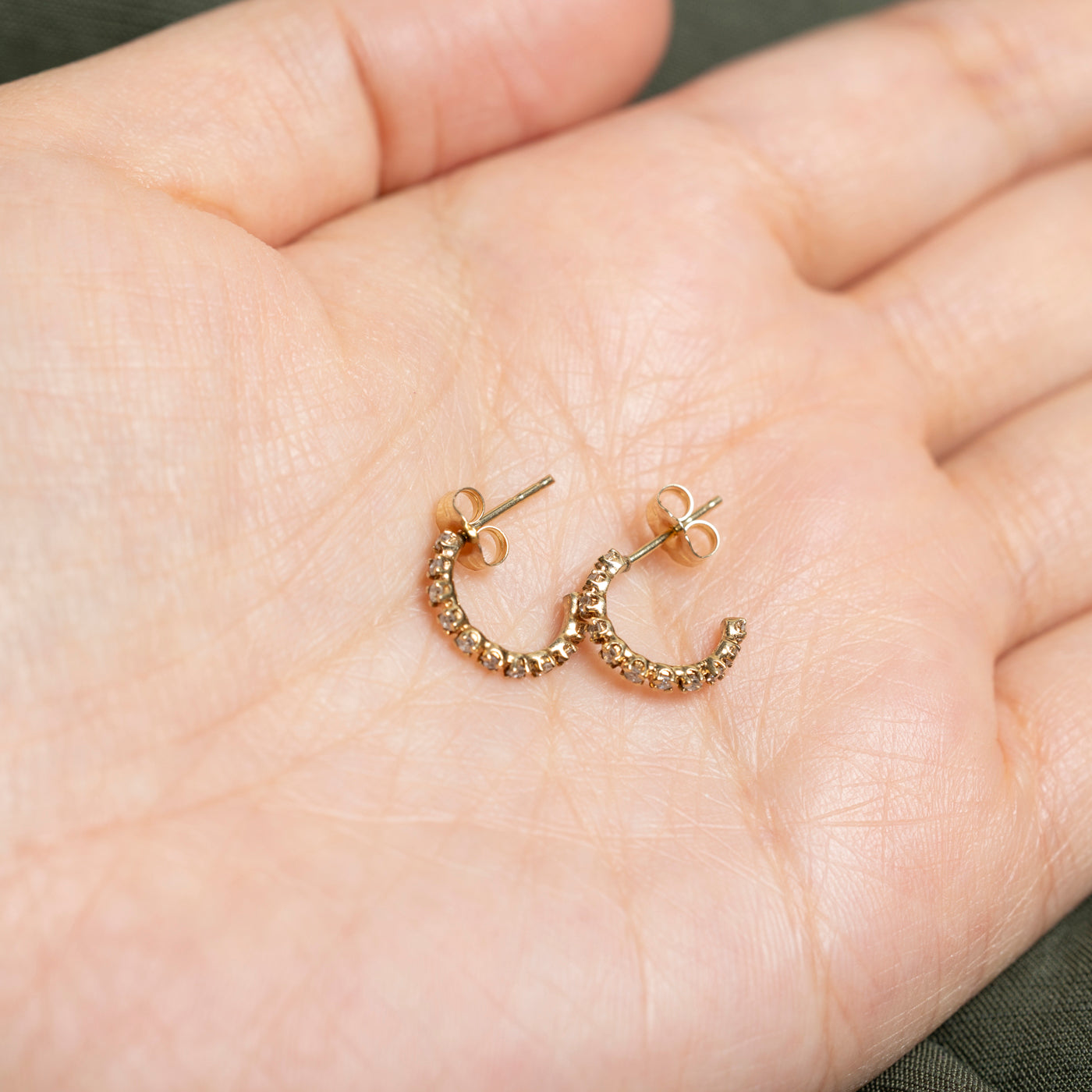 Boucles d'oreilles demi-huggie en or jaune 14 carats serties de diamants | 0,28 ct au total