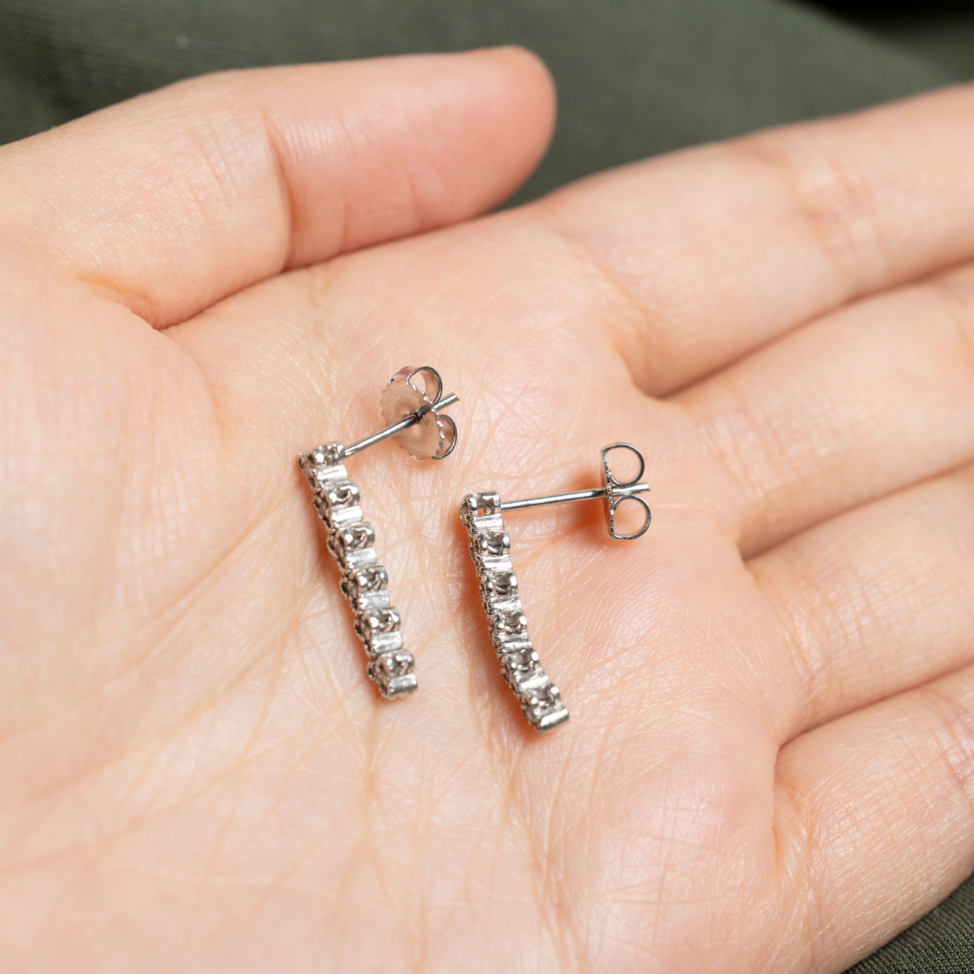 Boucles d'oreilles pendantes en or 18 carats serties de diamants texturés | 0,12 ct