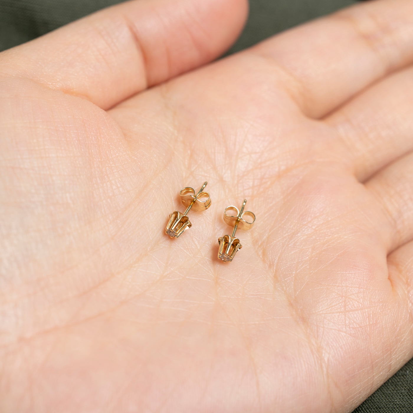 Boucles d'oreilles puces serties de diamants Belcher en or 14 carats | 0,06 ct au total