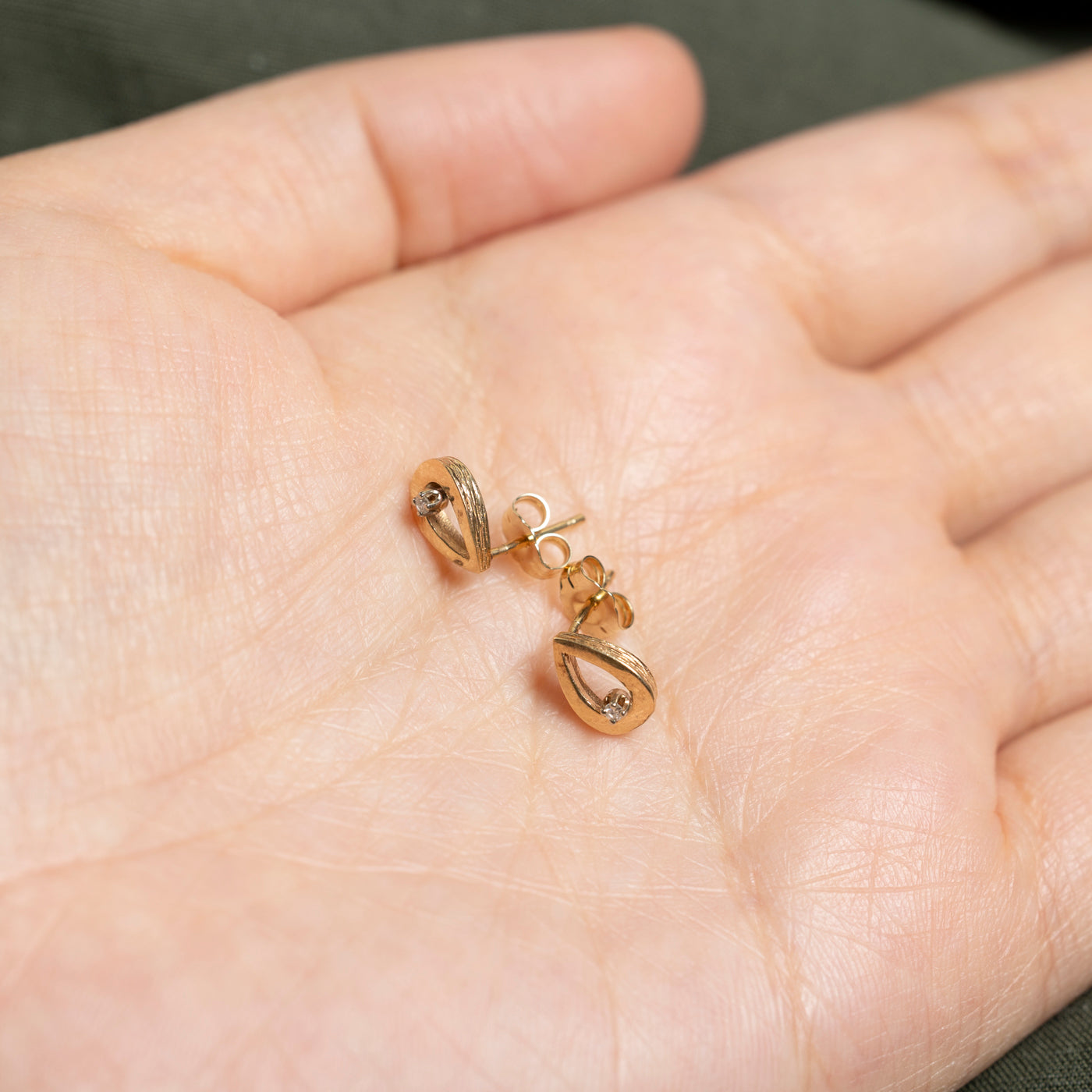 Boucles d'oreilles puces en or 14 carats serties de diamants en forme de poire | 0,02 ct au total