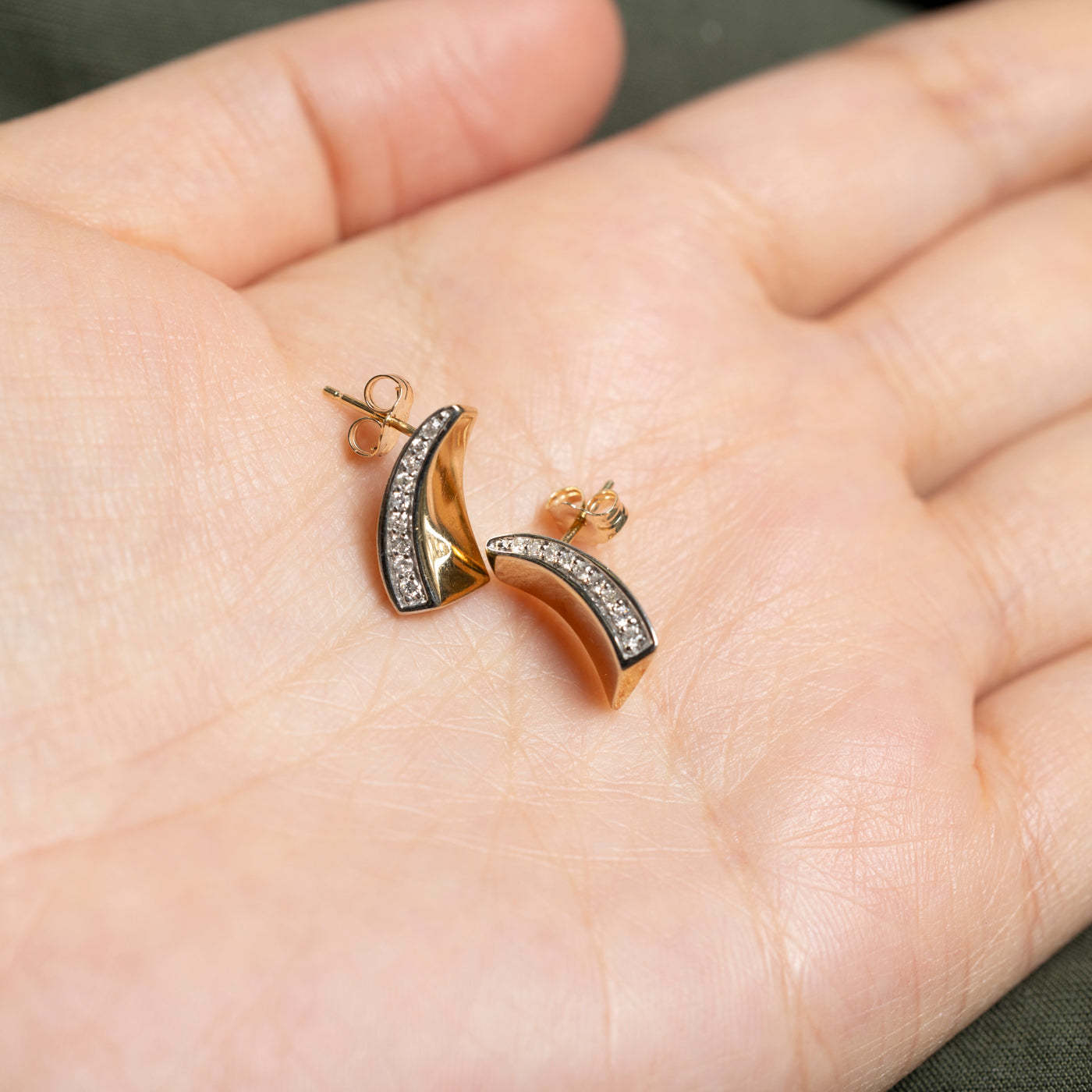 Boucles d'oreilles puces en or 10 carats serties de diamants (0,10 ct au total) |