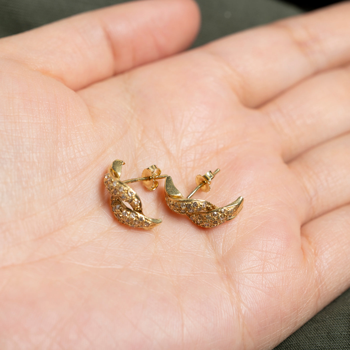 Boucles d'oreilles puces croisées en or 18 carats serties de diamants | 0,54 ct au total