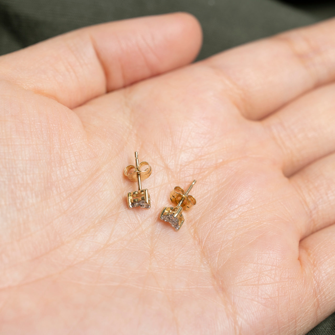 Boucles d'oreilles puces en or 14 carats serties de diamants (0,21 ct au total) |