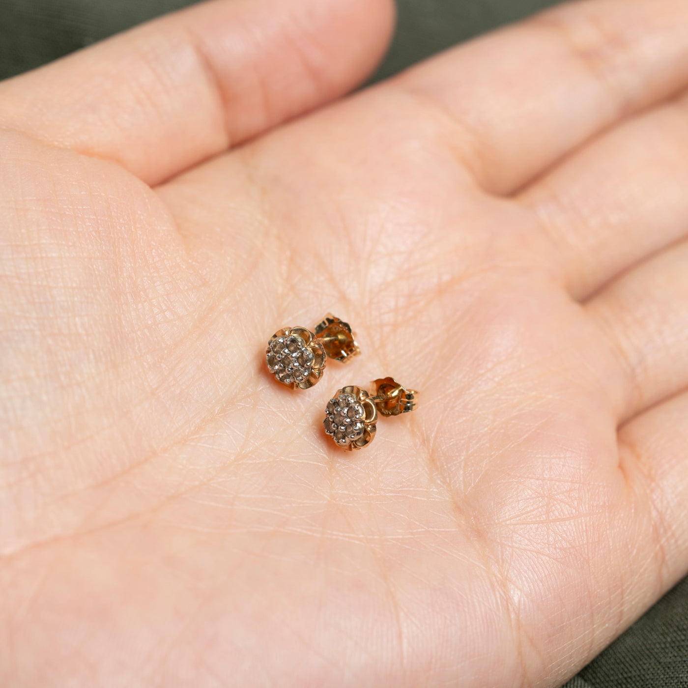 Boucles d'oreilles puces en or bicolore 10 carats serties de diamants en forme de grappe florale | 0,22 ct au total