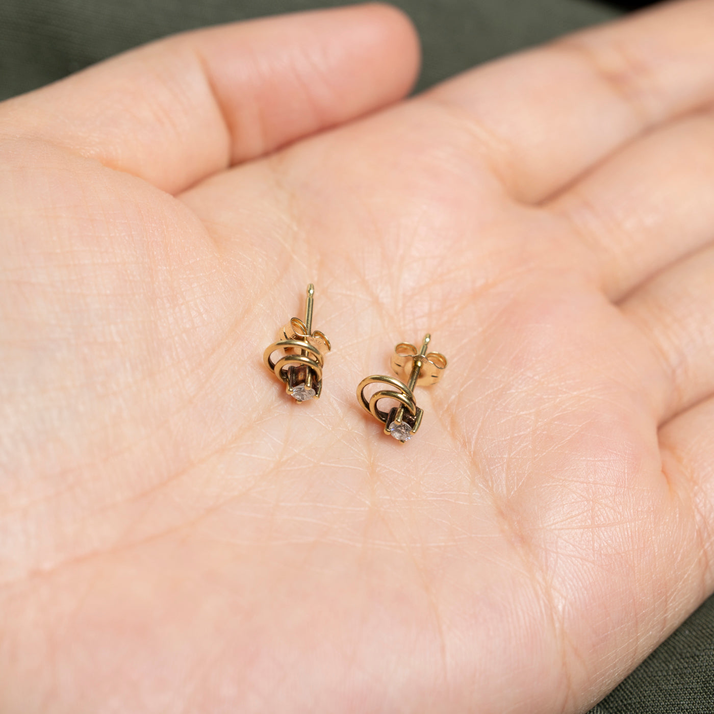 Boucles d'oreilles puces rondes à plusieurs niveaux en or 14 carats serties de diamants | 0,12 ct au total