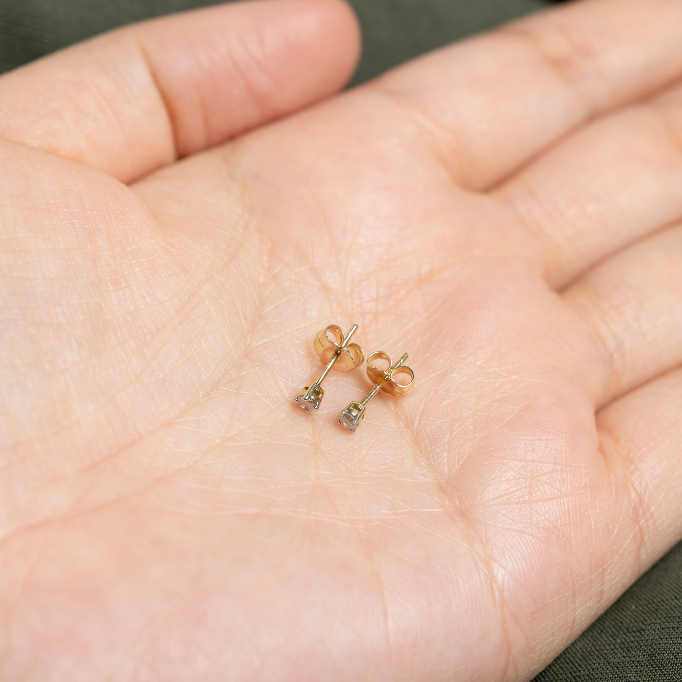 Boucles d'oreilles puces en or 14 carats serties de diamants | 0,10 ct au total