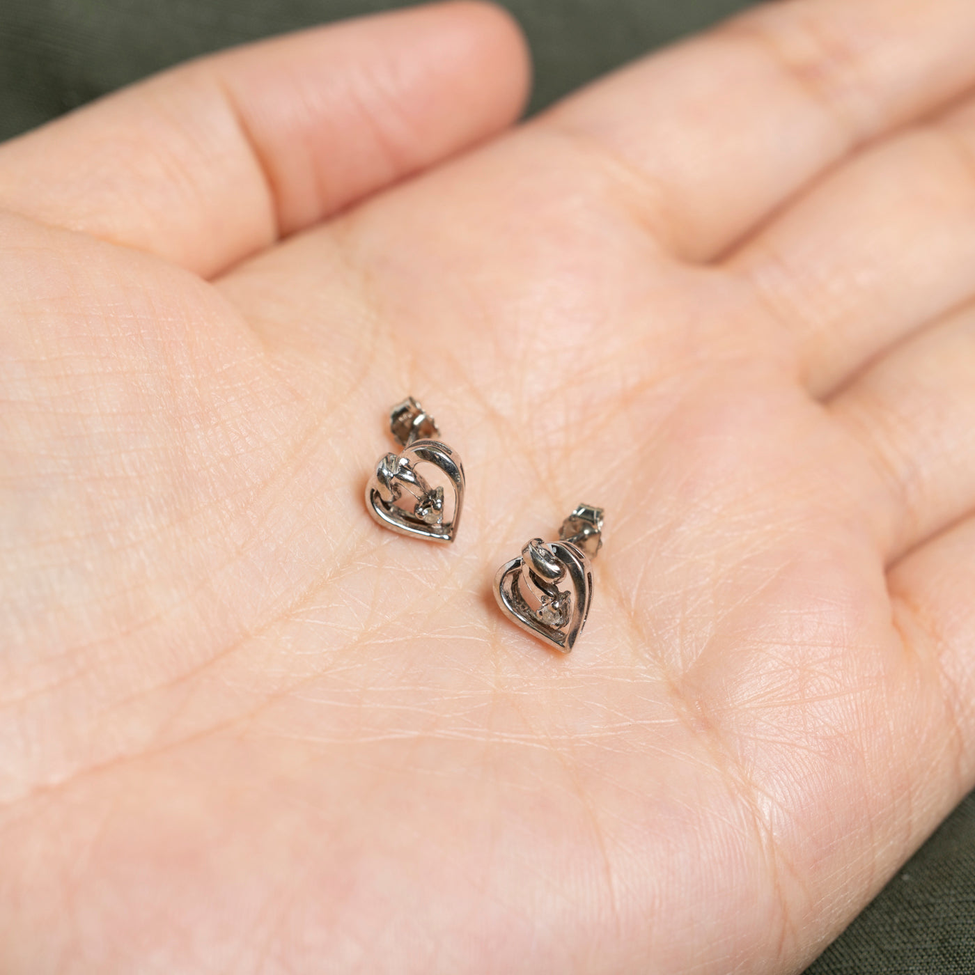 Boucles d'oreilles puces en forme de cœur torsadé serties de diamants 14 carats | 0,02 ct au total