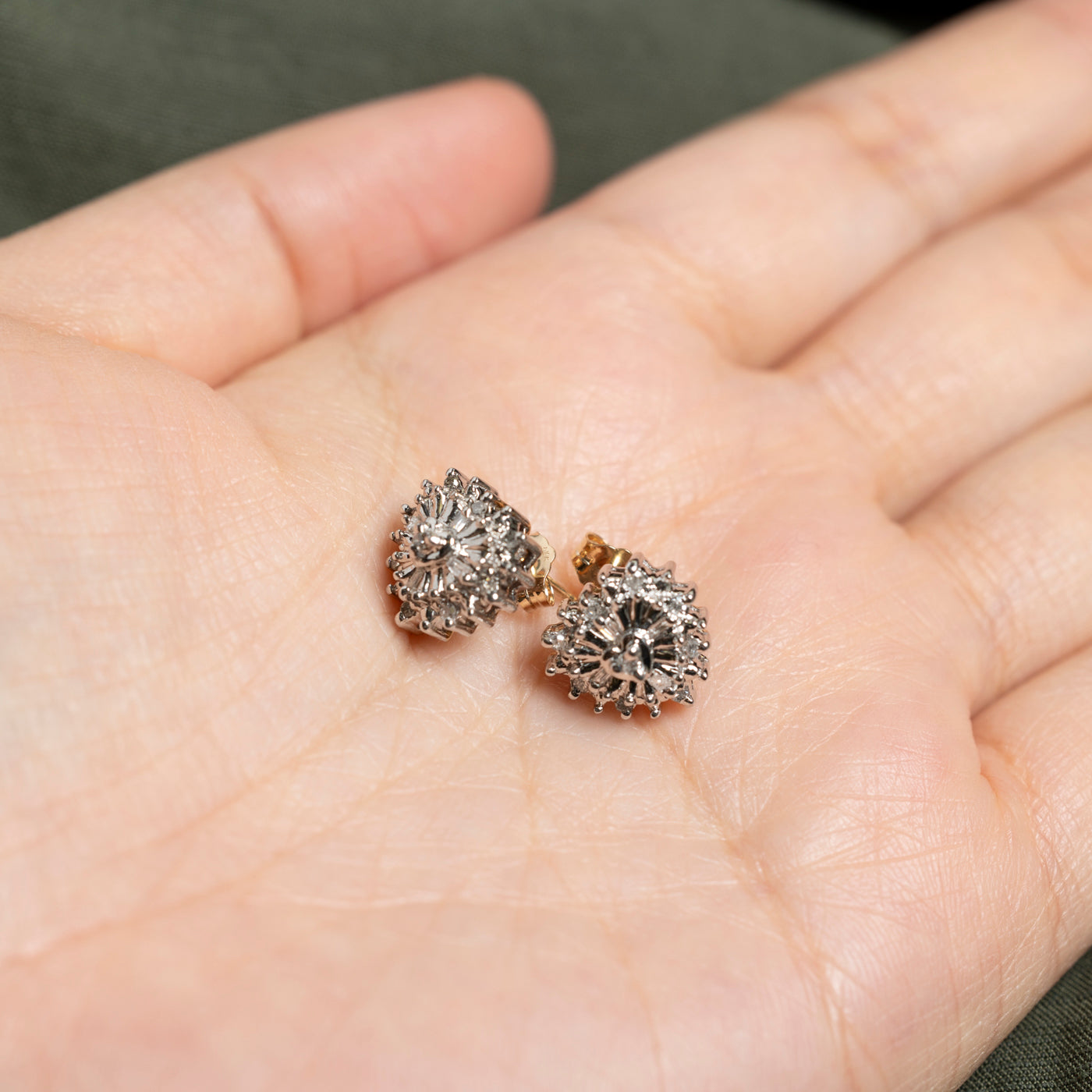 Boucles d'oreilles puces en or blanc 10 carats serties de diamants en forme de cœur rainuré | 0,16 ct au total