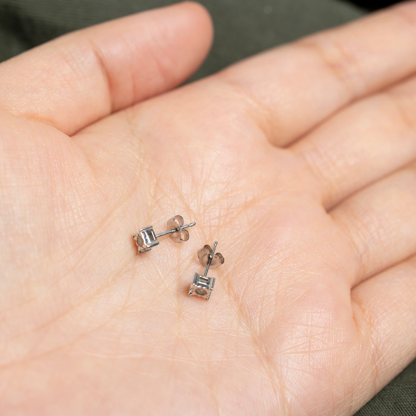 Boucles d'oreilles puces carrées serties de diamants illusion 10K | 0,05 ct au total