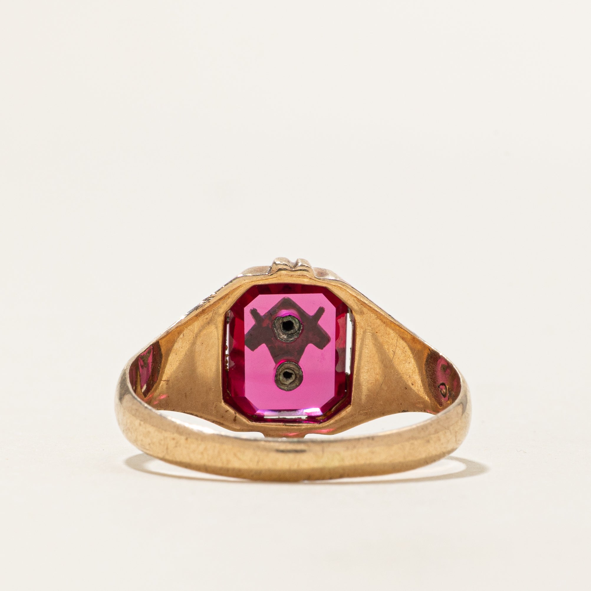 Bague chevalière franc-maçonne en rubis synthétique « Birks » | 1,95 ct | Taille 11,25 |