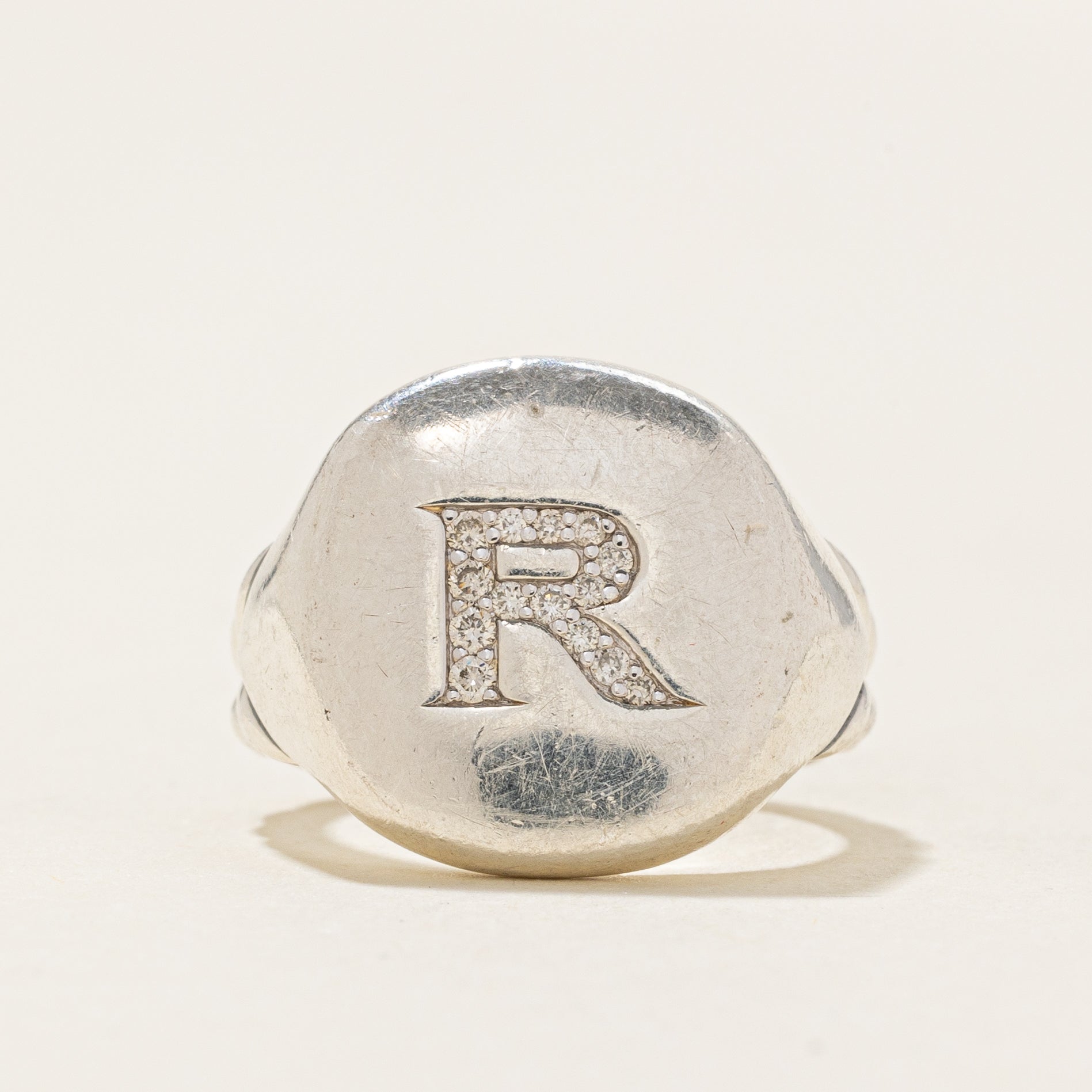 Bague chevalière David Yurman avec initiale « R » en diamant | 0,07 ct | Taille 2,5 |