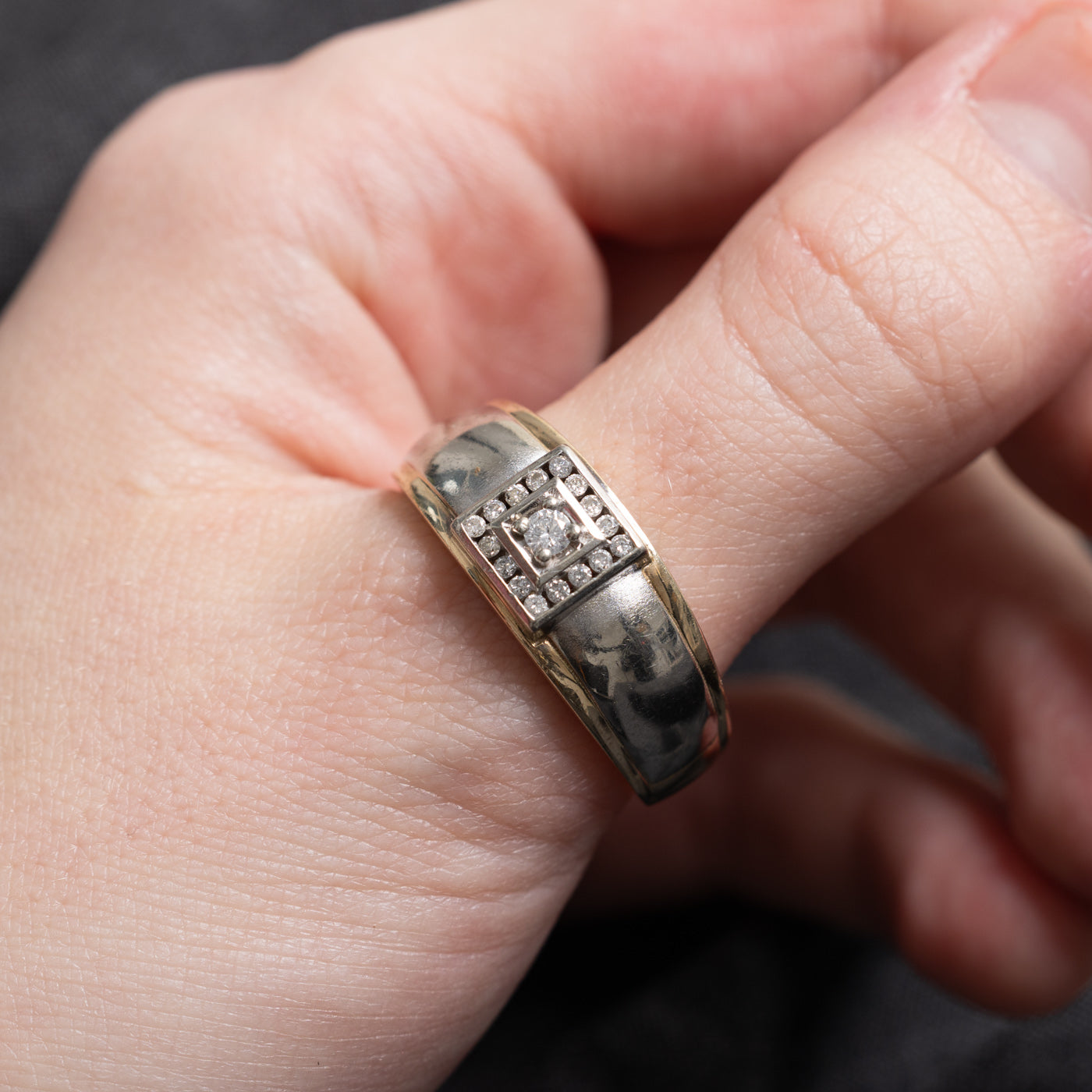 Alliance bicolore or et diamants, sertie d'un halo carré | Taille 13 |