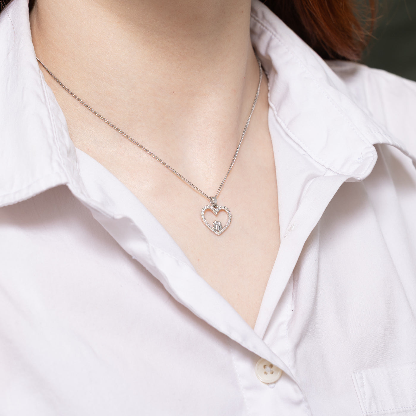 Pendentif cœur en forme d'empreinte de patte serti de diamants pavés