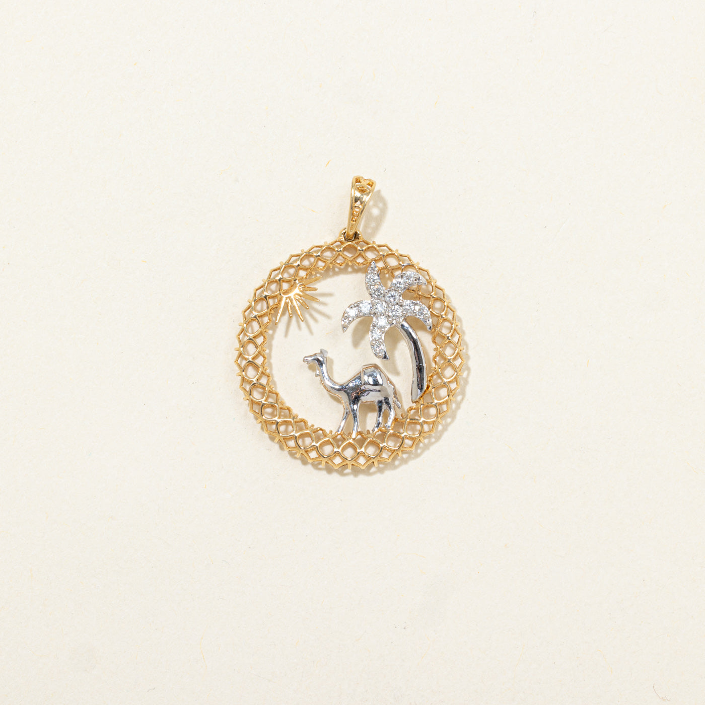 Pendentif rond en diamant représentant un chameau et un palmier