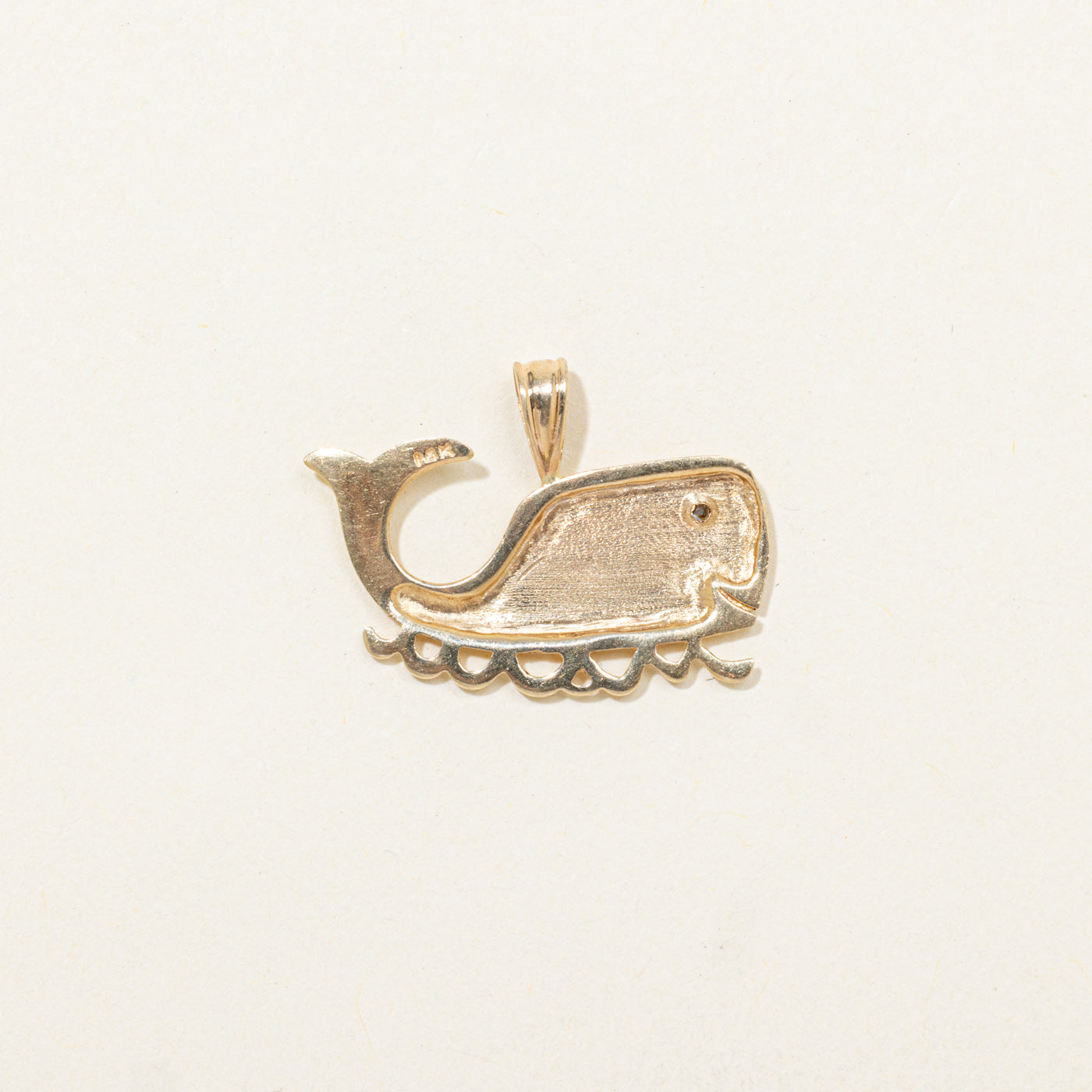 Pendentif baleine serti de diamants à fleur de peau