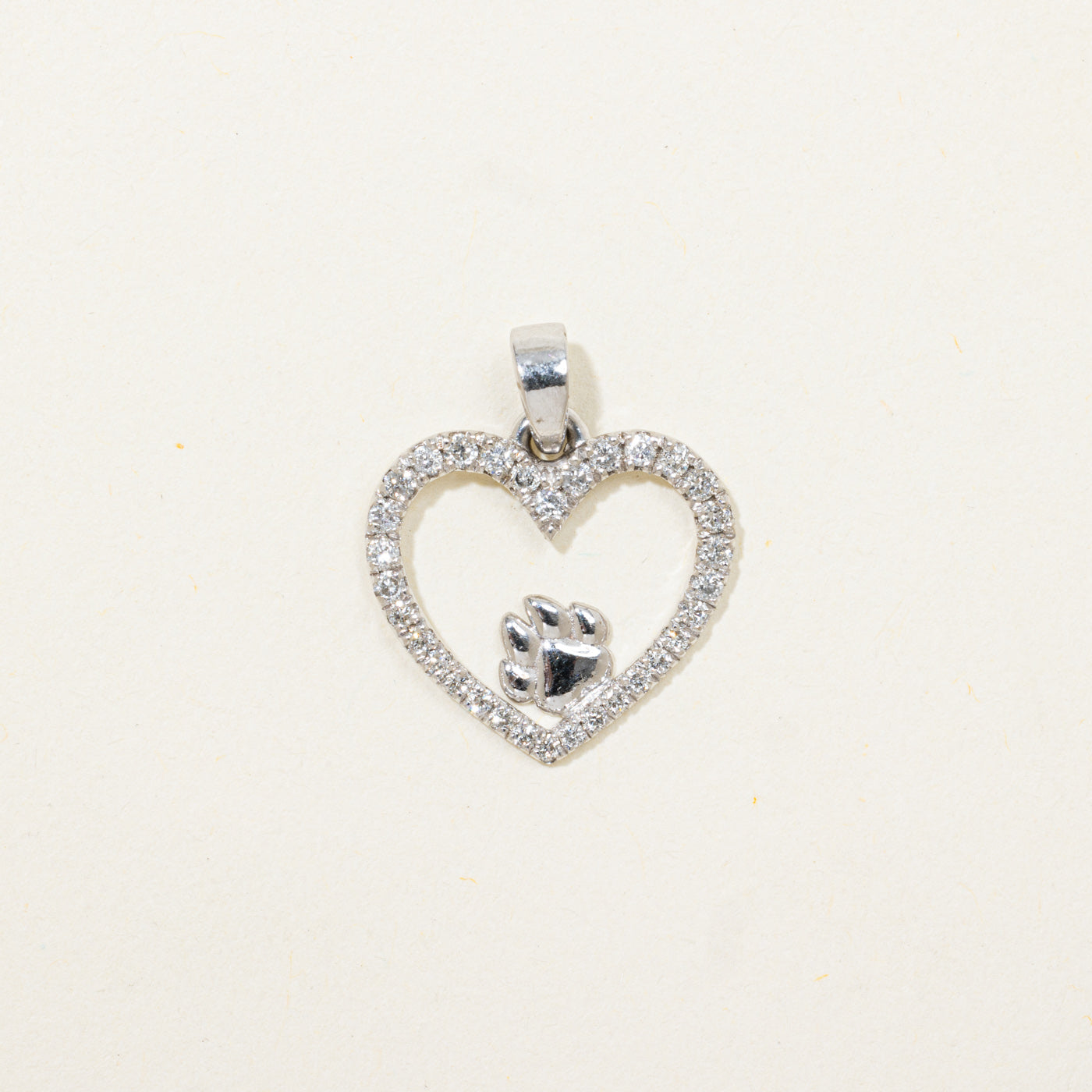 Pendentif cœur en forme d'empreinte de patte serti de diamants pavés