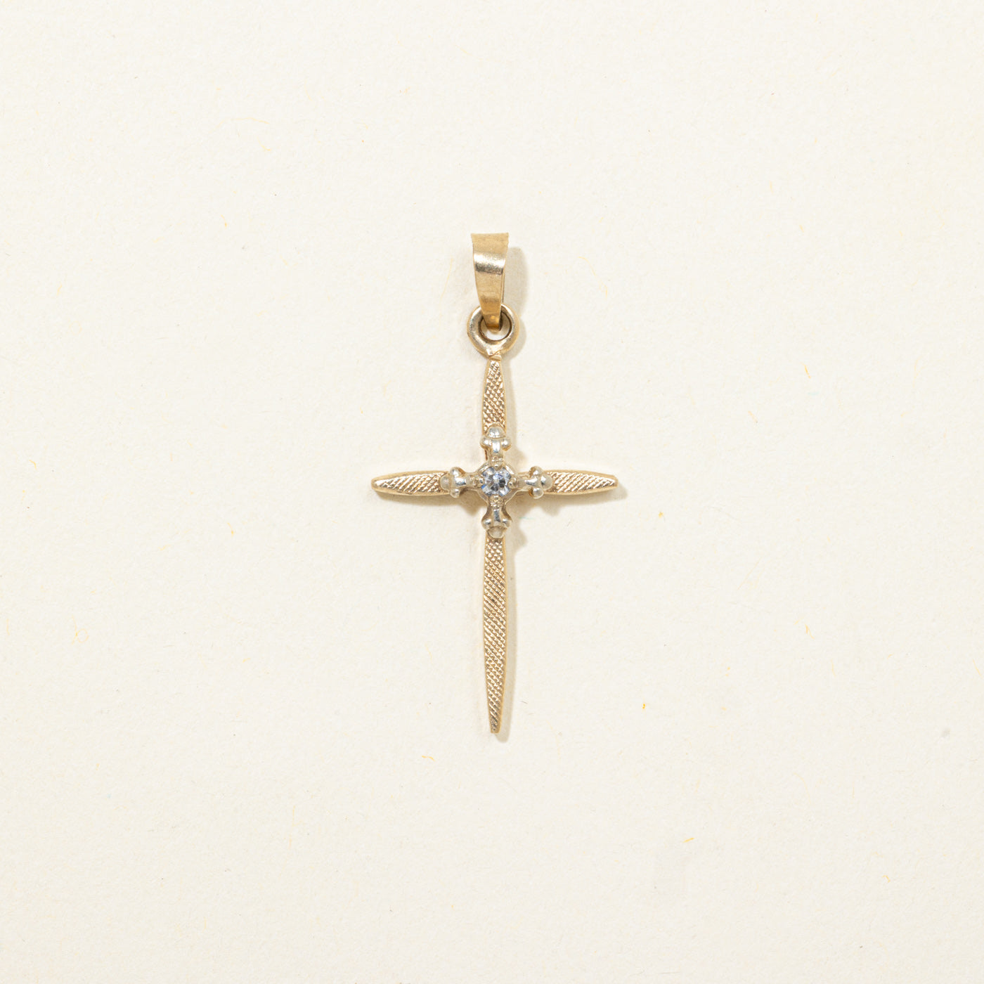 Pendentif croix à texture diamantée