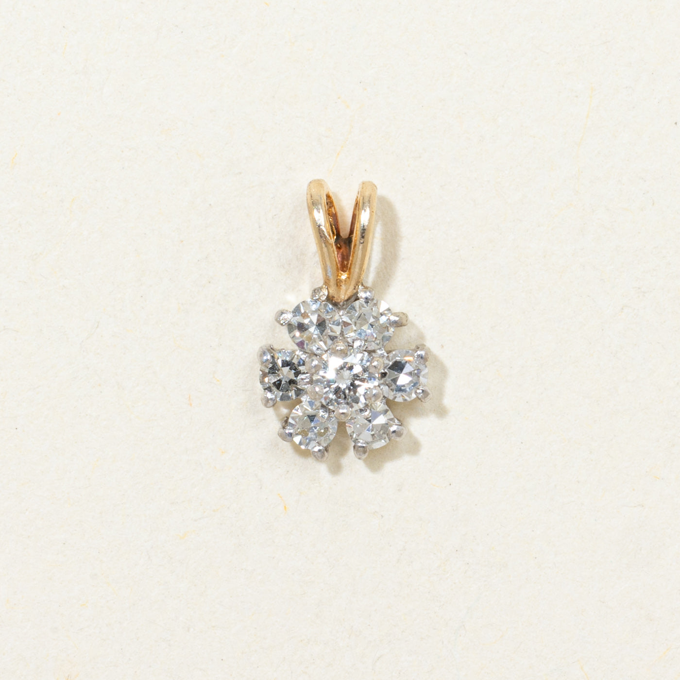 Pendentif en forme de pétale de diamant