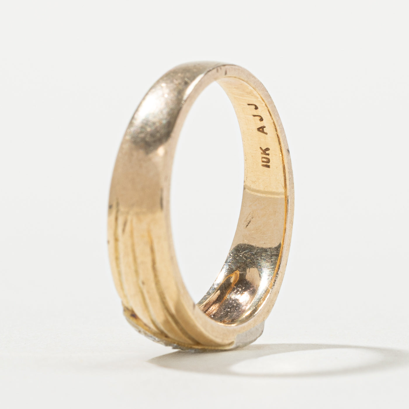 10k Diagonal Diamond Row Grooved Band | SZ 5.75