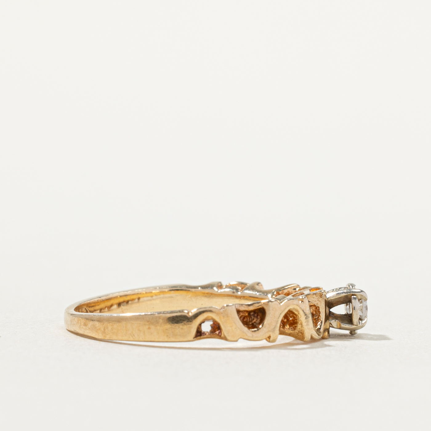 14k Illusion Set Diamond Wave Ring | SZ 5.25