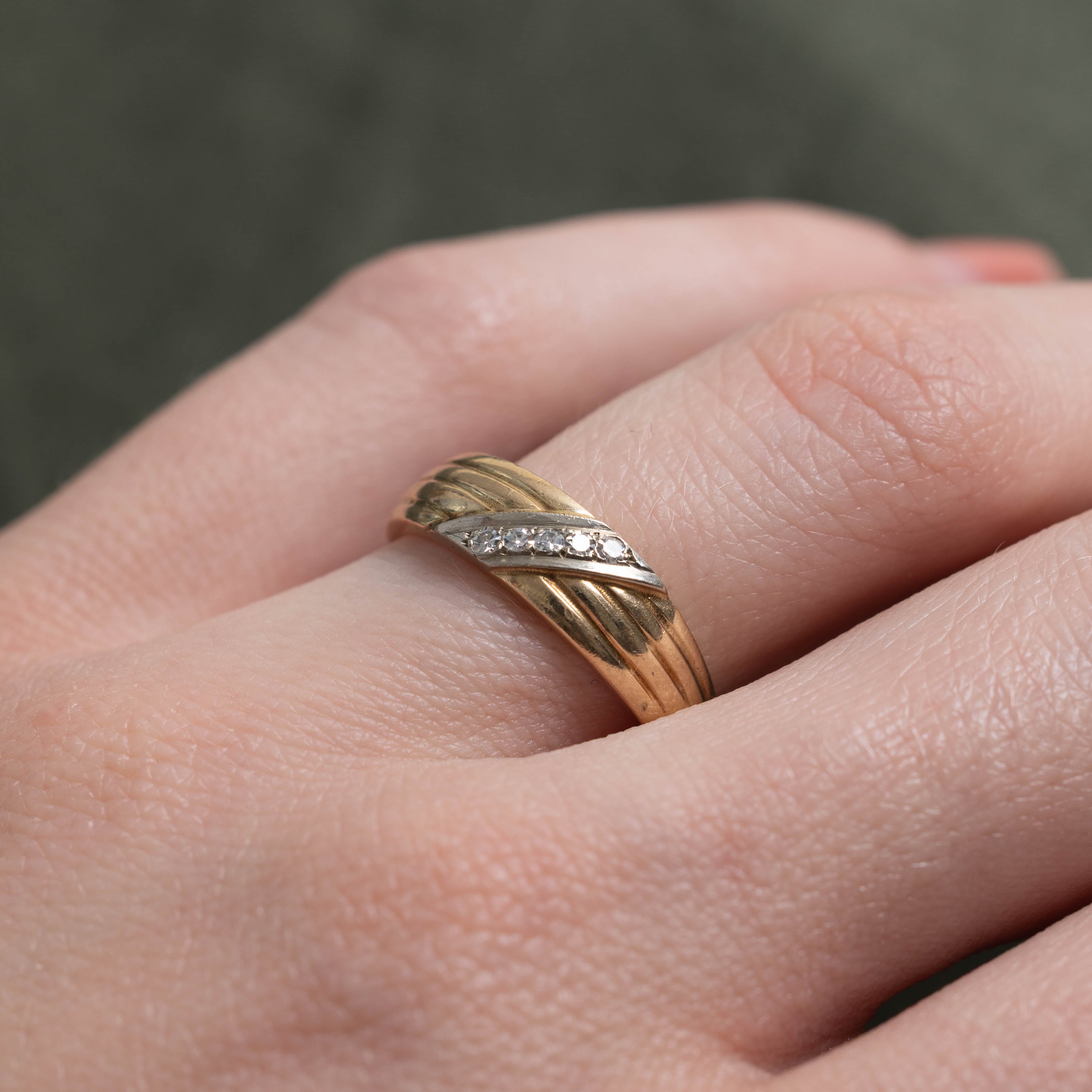 10k Diagonal Diamond Row Grooved Band | SZ 5.75