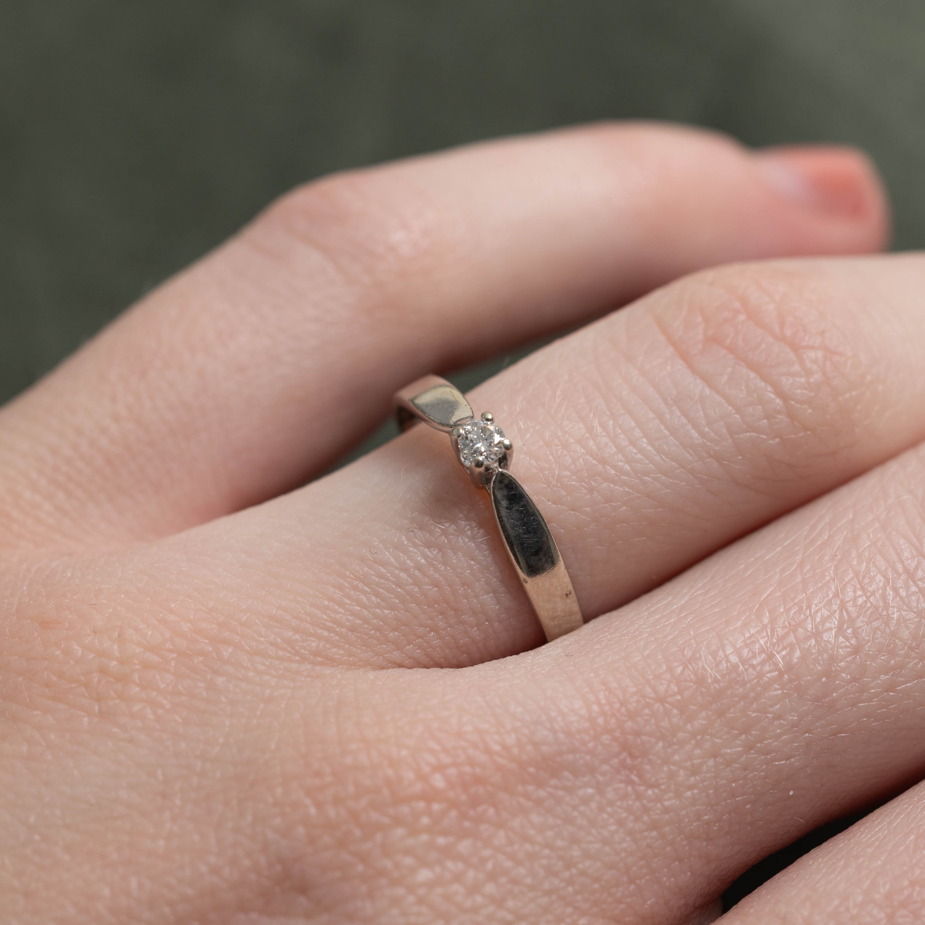 10k Round Brilliant Cut Diamond Reverse Tapered Petite Ring | SZ 5.5