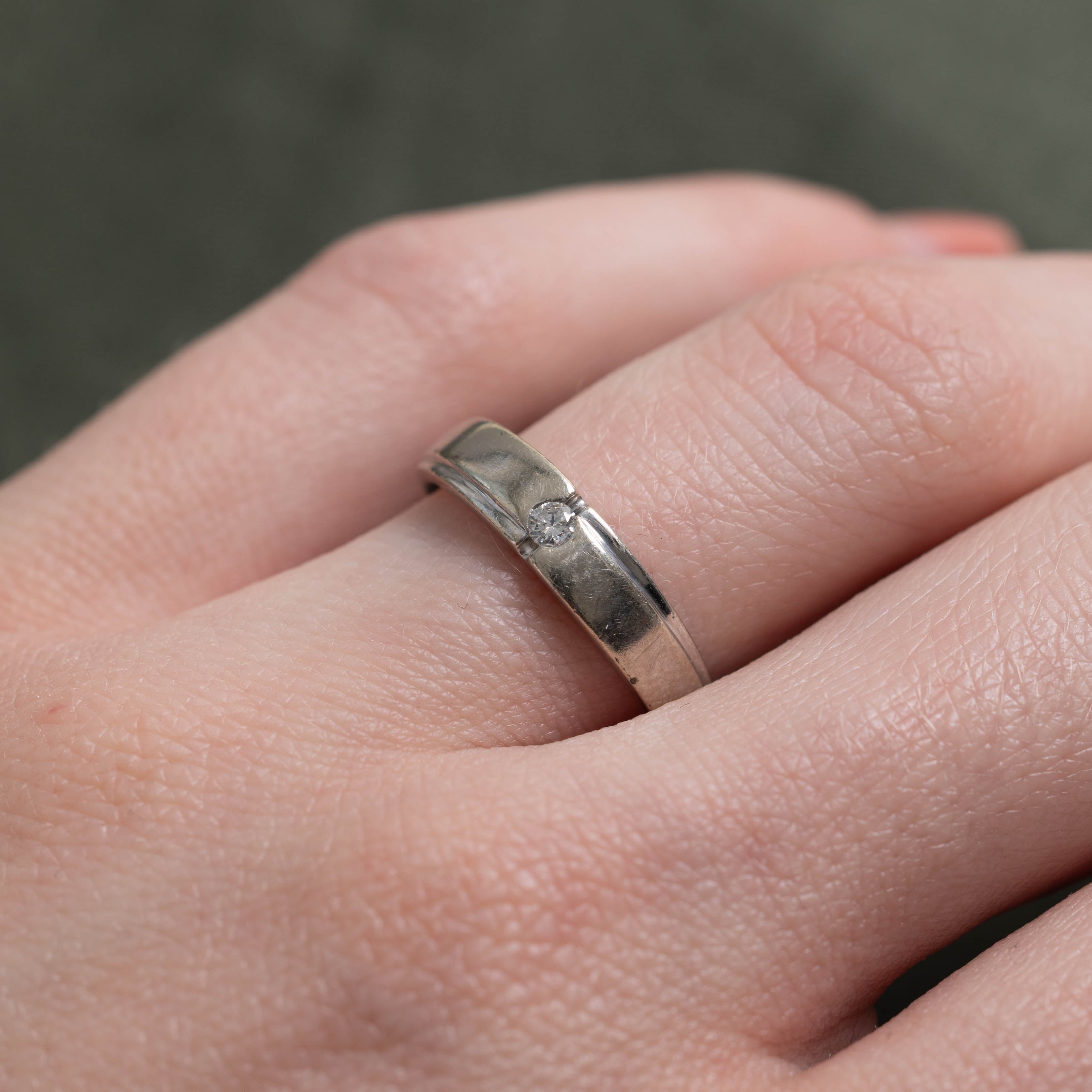 10k Round Brilliant Cut Diamond Grooved Band | SZ 5.25