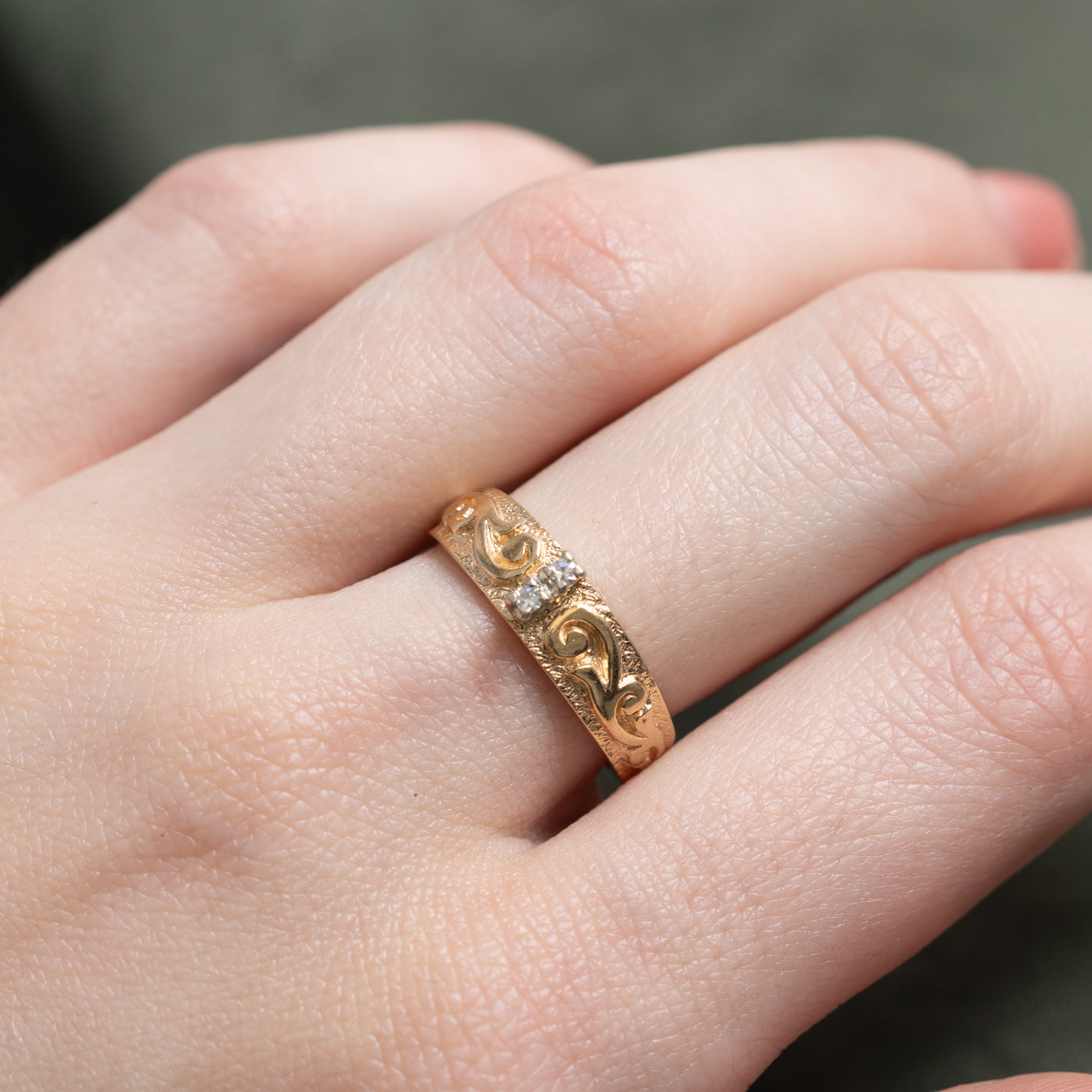 14k Diamond Scrollwork Embossed Band | SZ 6.5