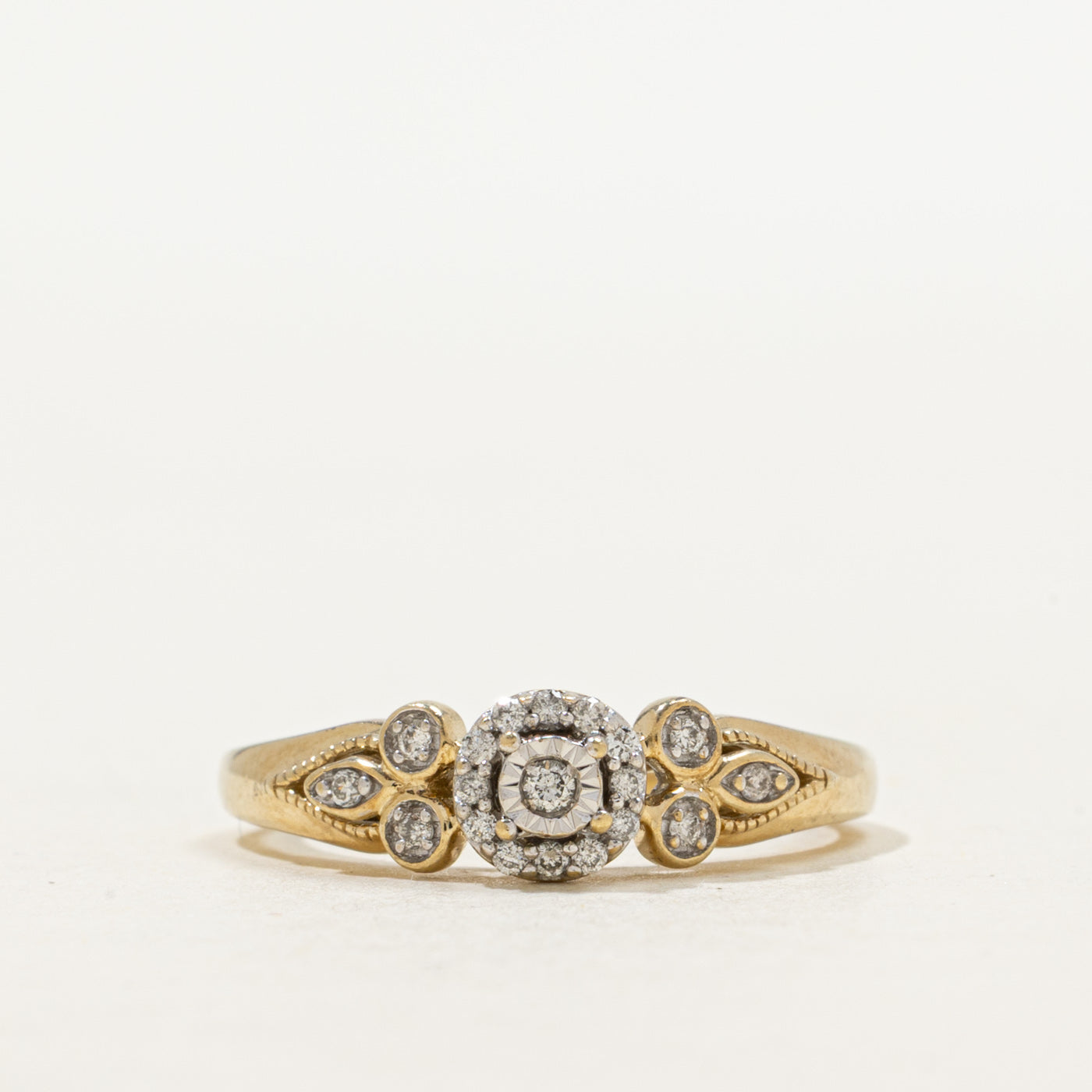 Bague ornée d'un halo de diamants serti illusion et d'un saphir caché | Taille 6.0