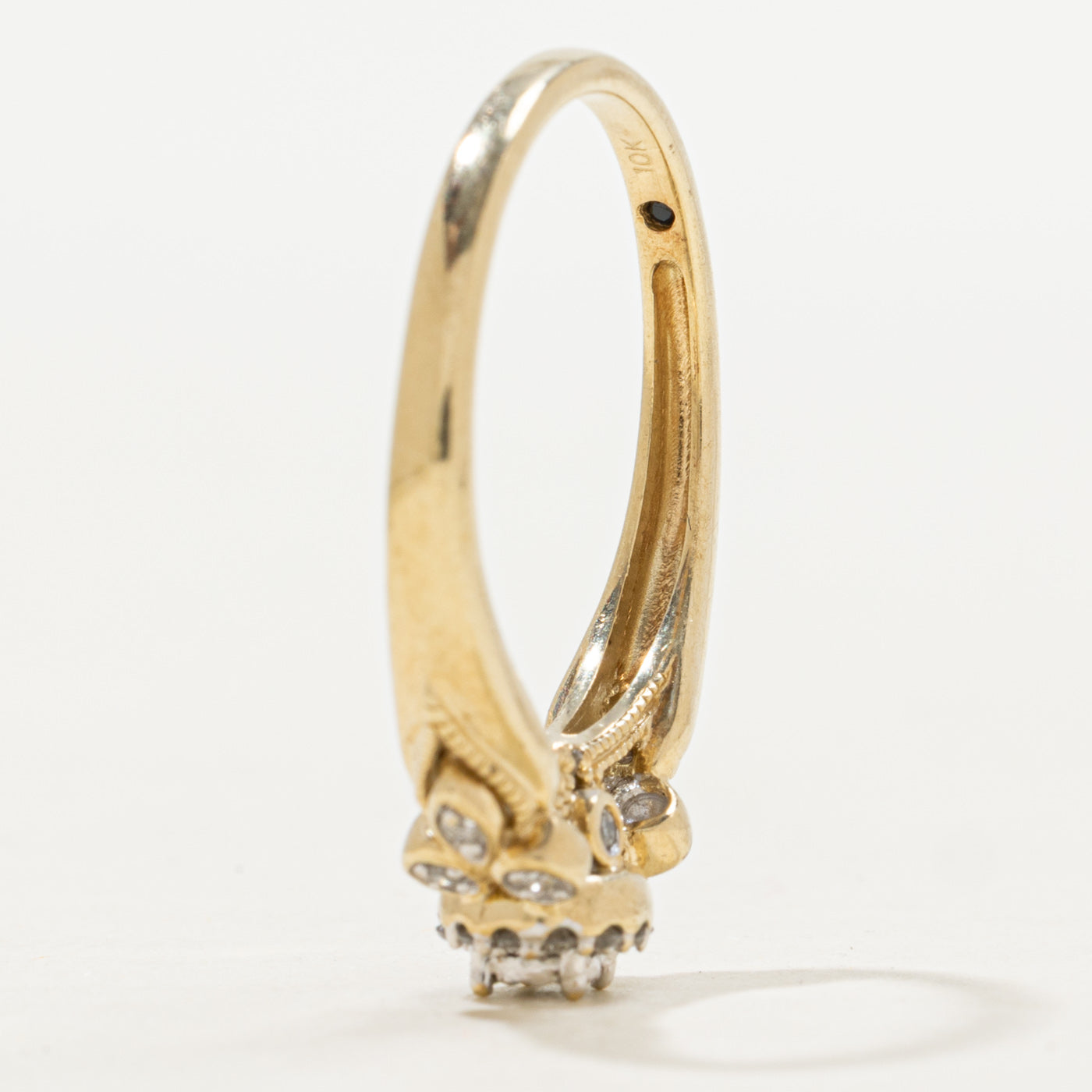 Bague ornée d'un halo de diamants serti illusion et d'un saphir caché | Taille 6.0