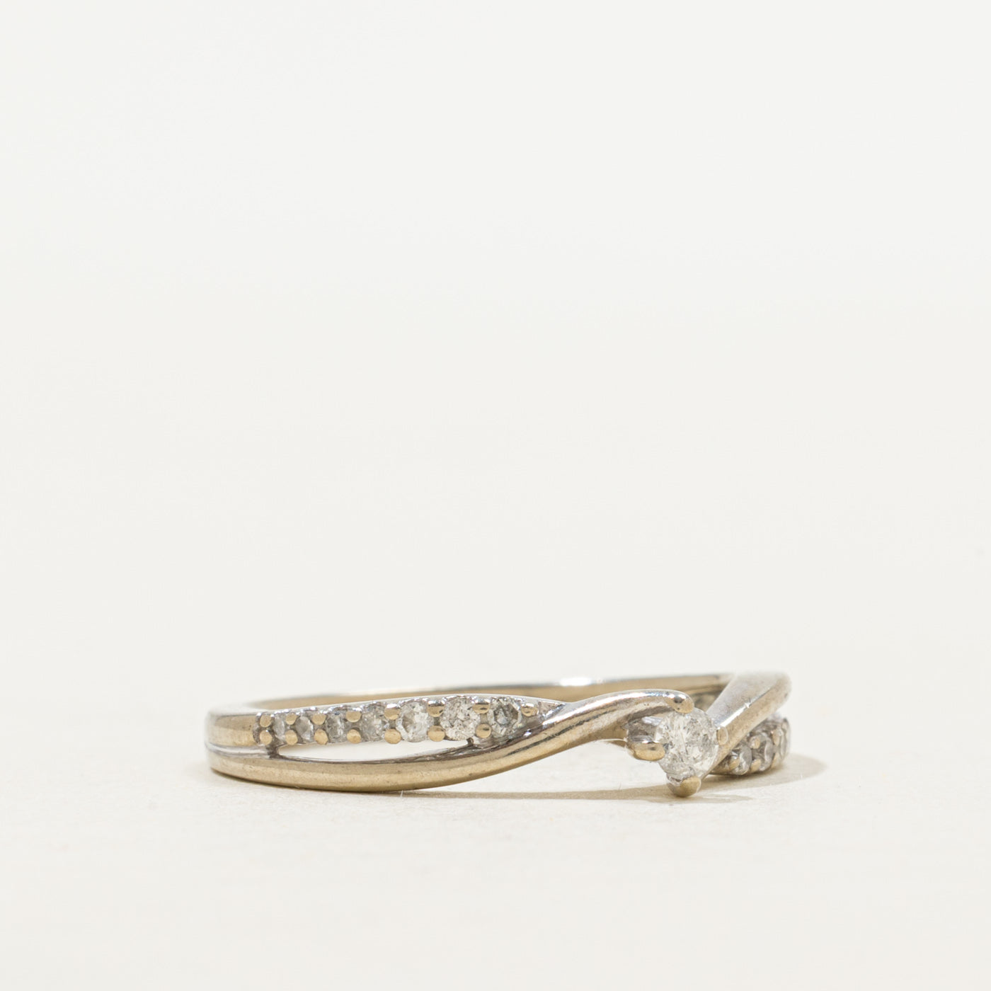 Bague contournée en diamant et saphir caché | Taille 5,75
