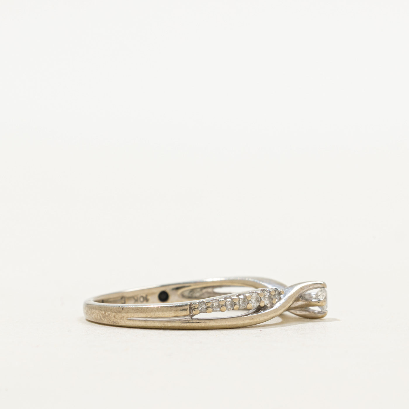 Bague contournée en diamant et saphir caché | Taille 5,75