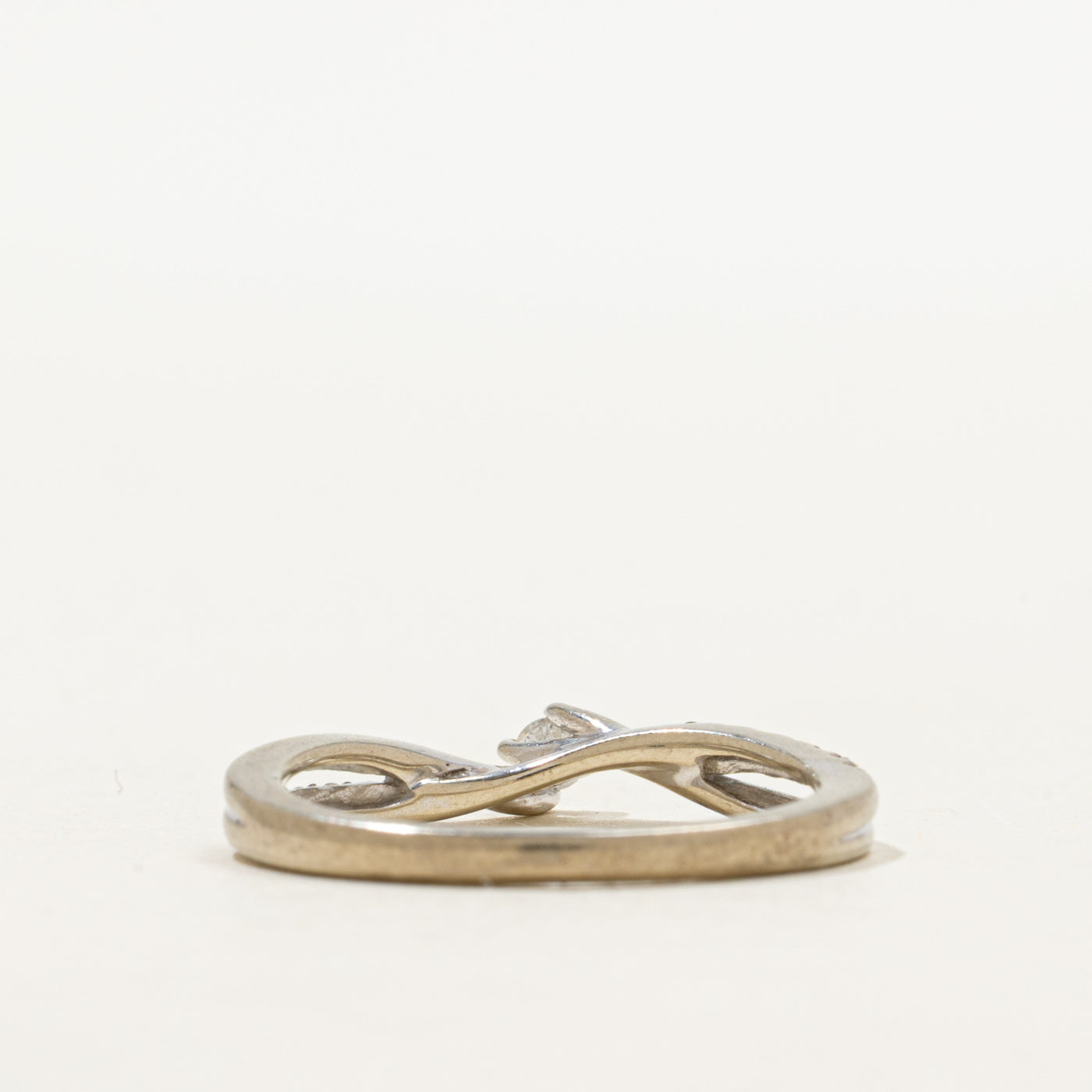 Bague contournée en diamant et saphir caché | Taille 5,75