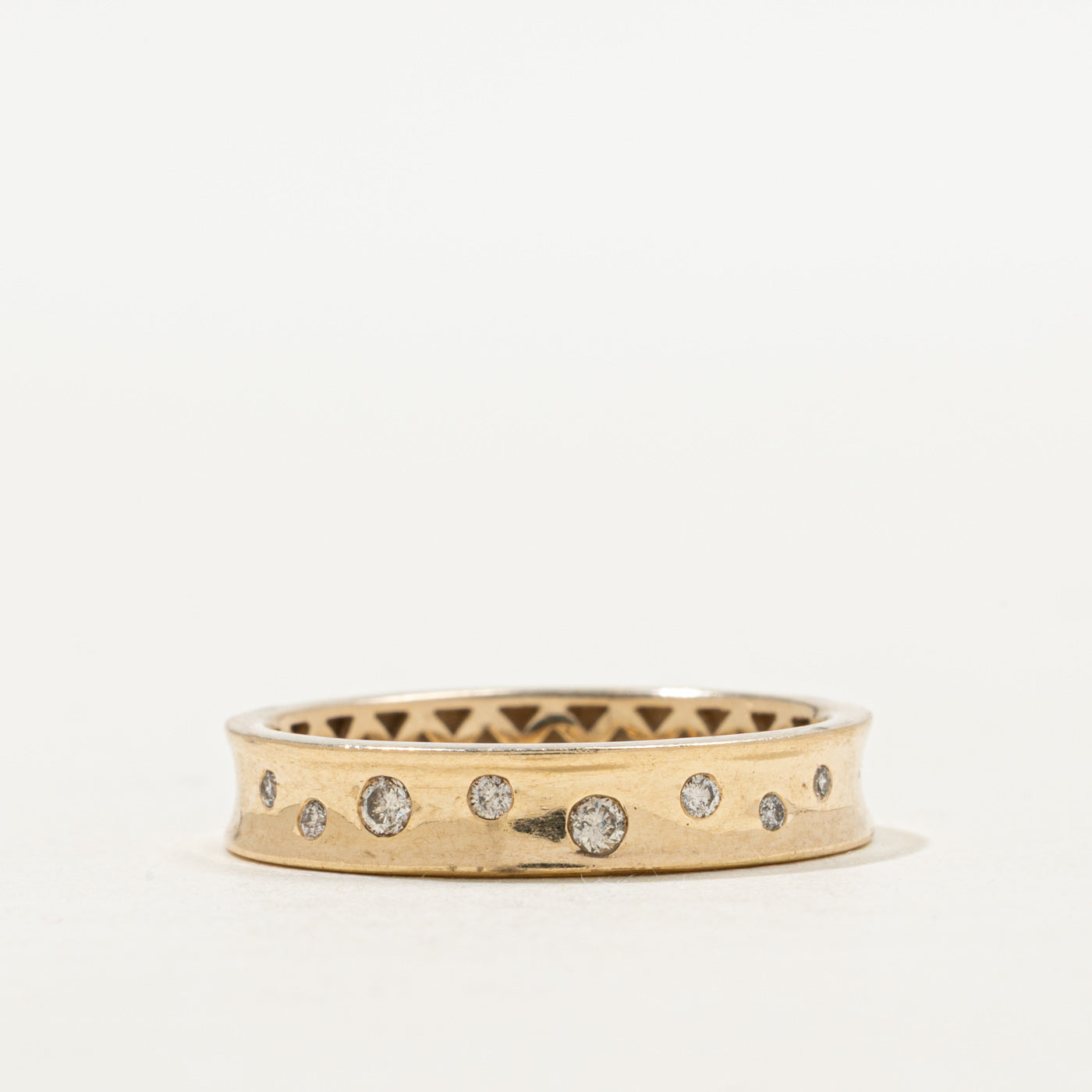 Flush Set Scattered Diamond Band | 4.15mm | SZ 7.25