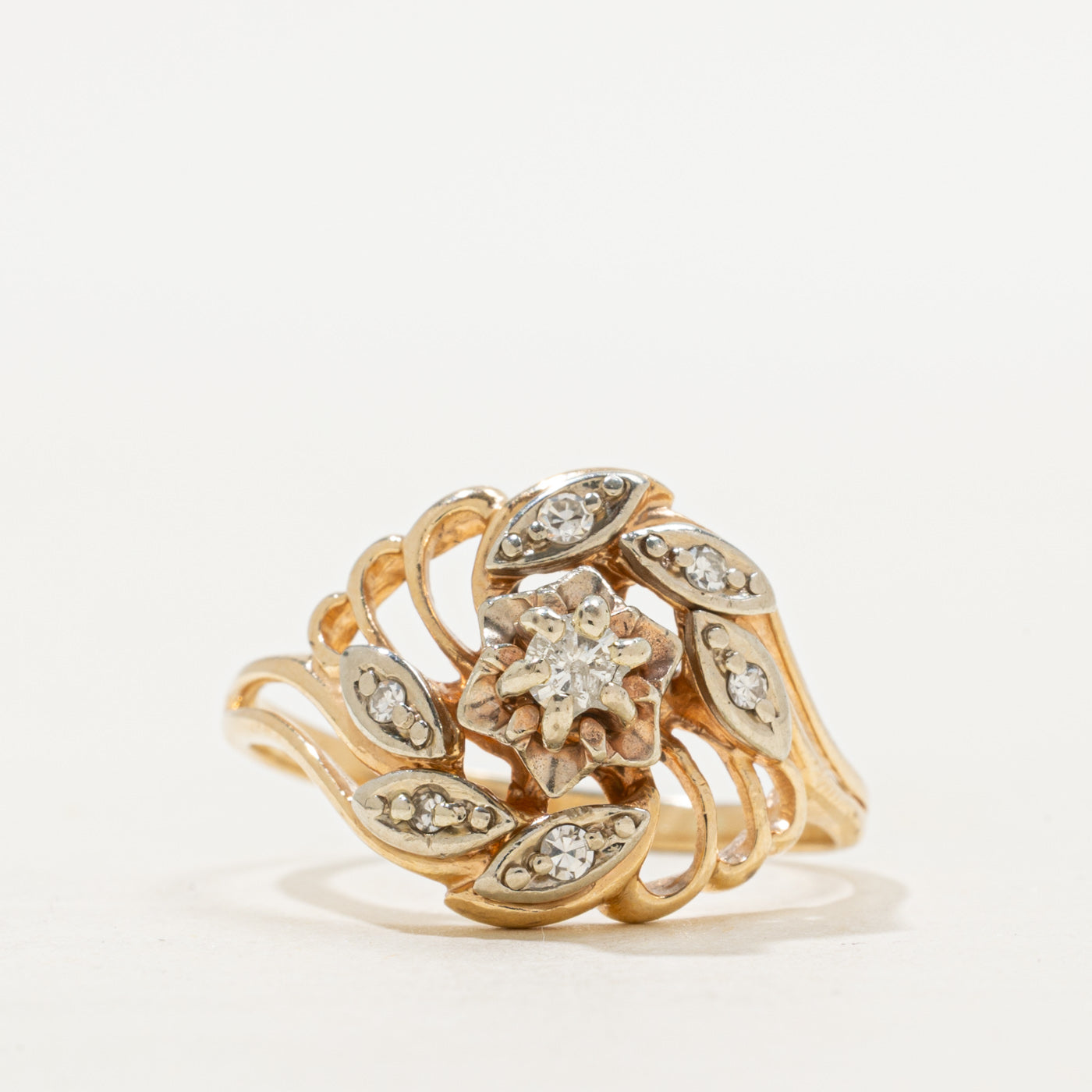 Bague ajourée sertie de diamants en forme de grappe florale | Taille 8,75