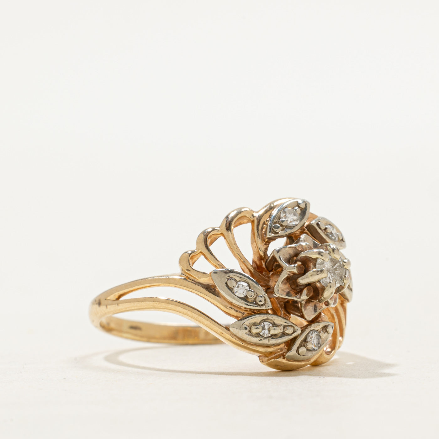 Bague ajourée sertie de diamants en forme de grappe florale | Taille 8,75
