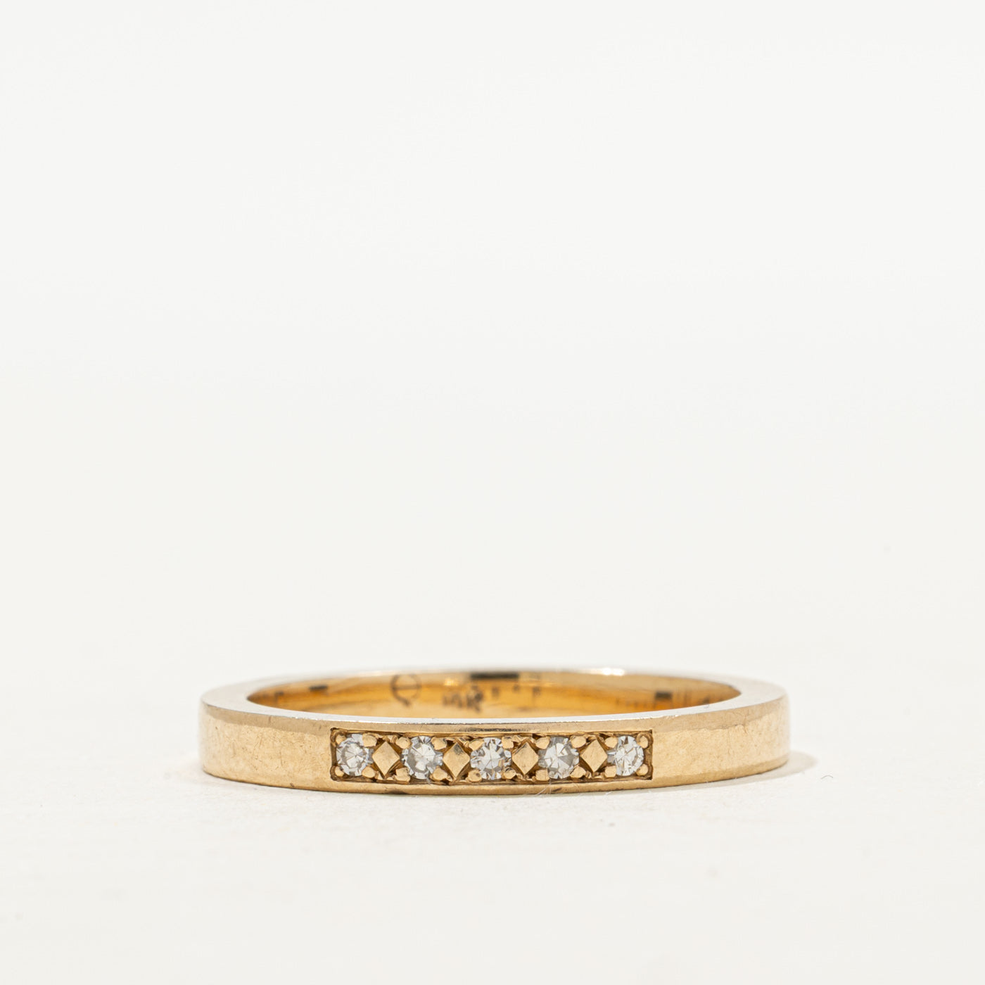Bague texturée en or 10 carats sertie de cinq diamants | 2,60 mm | Taille 8,5