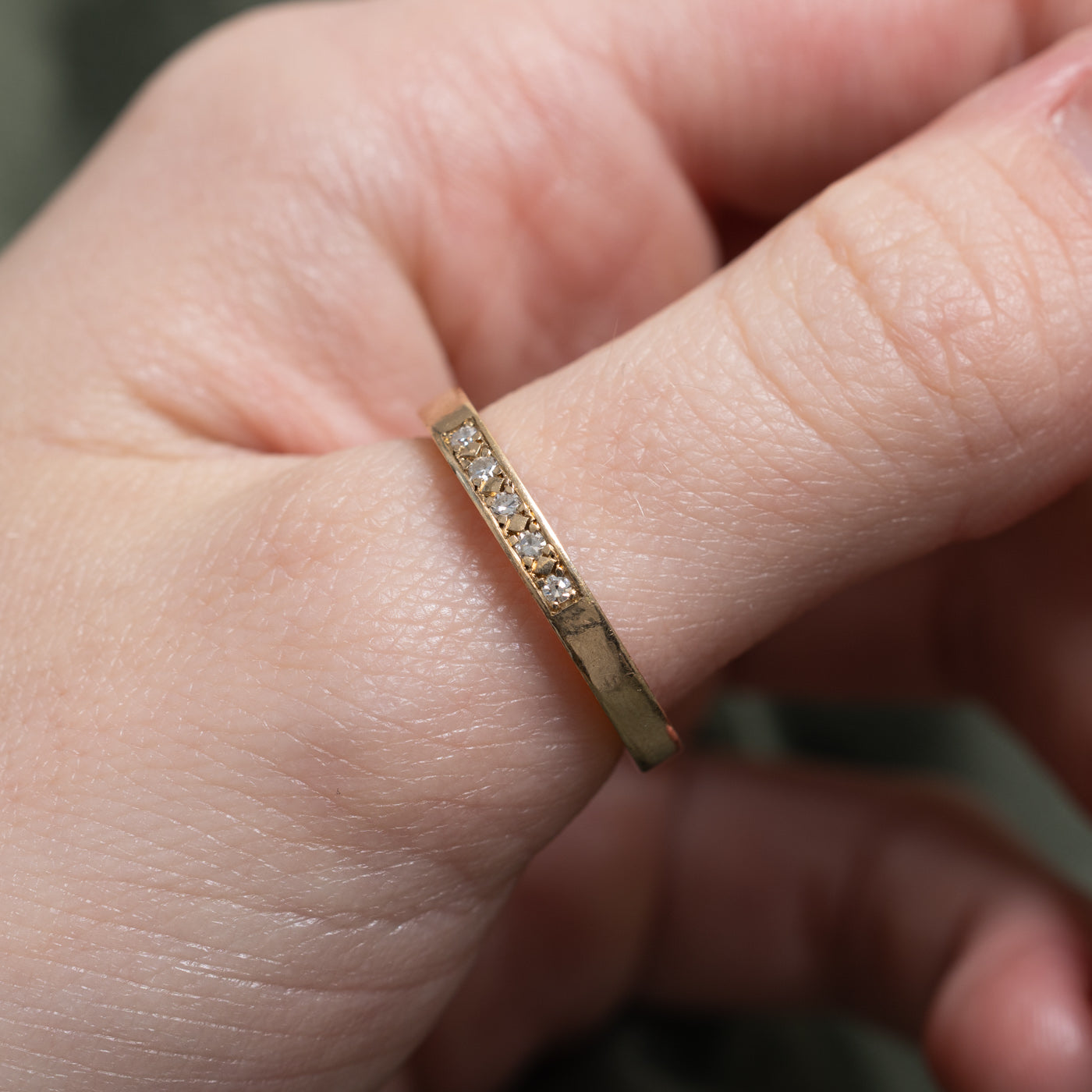 Bague texturée en or 10 carats sertie de cinq diamants | 2,60 mm | Taille 8,5