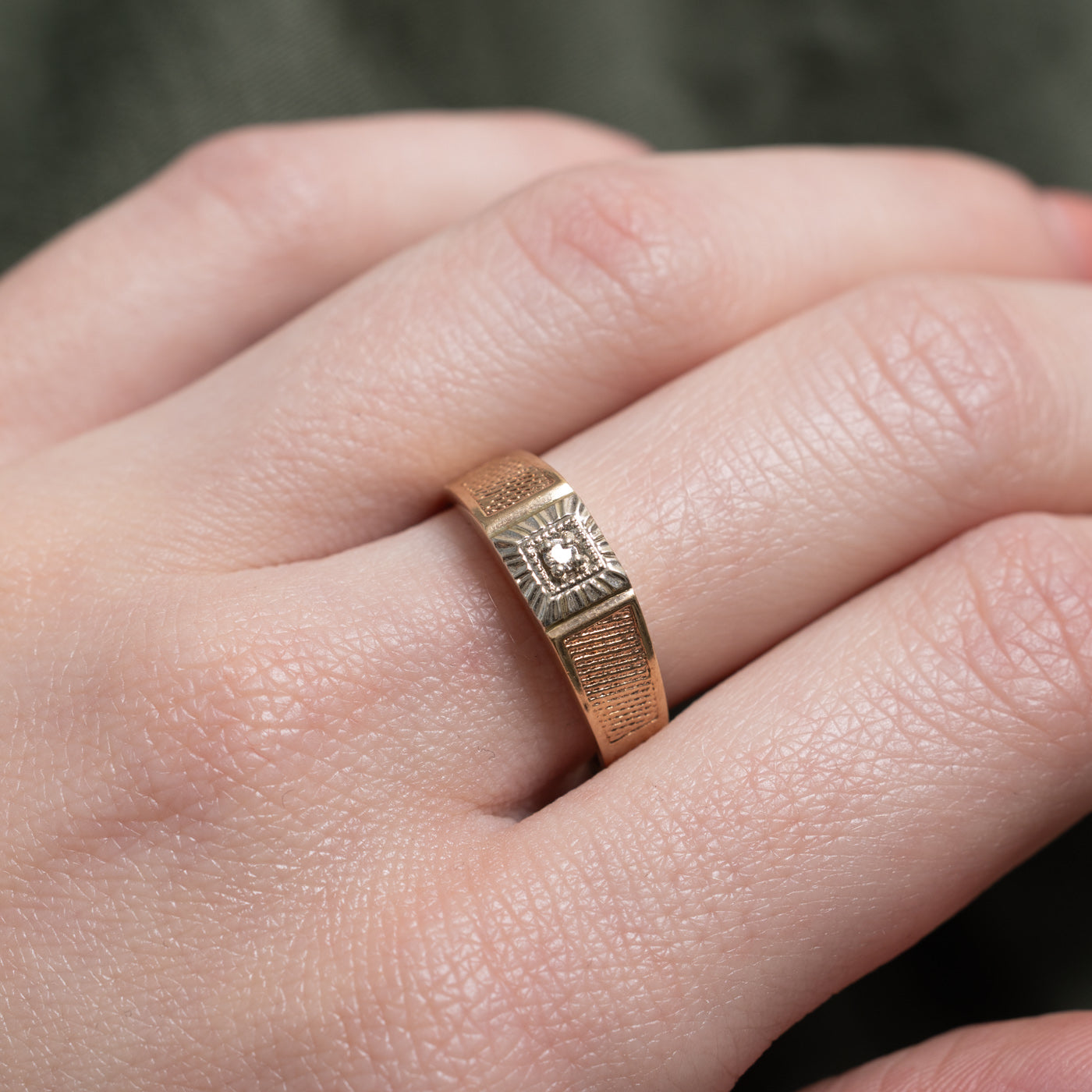 10K Illusion Set Diamond Textured Band | SZ 7.0