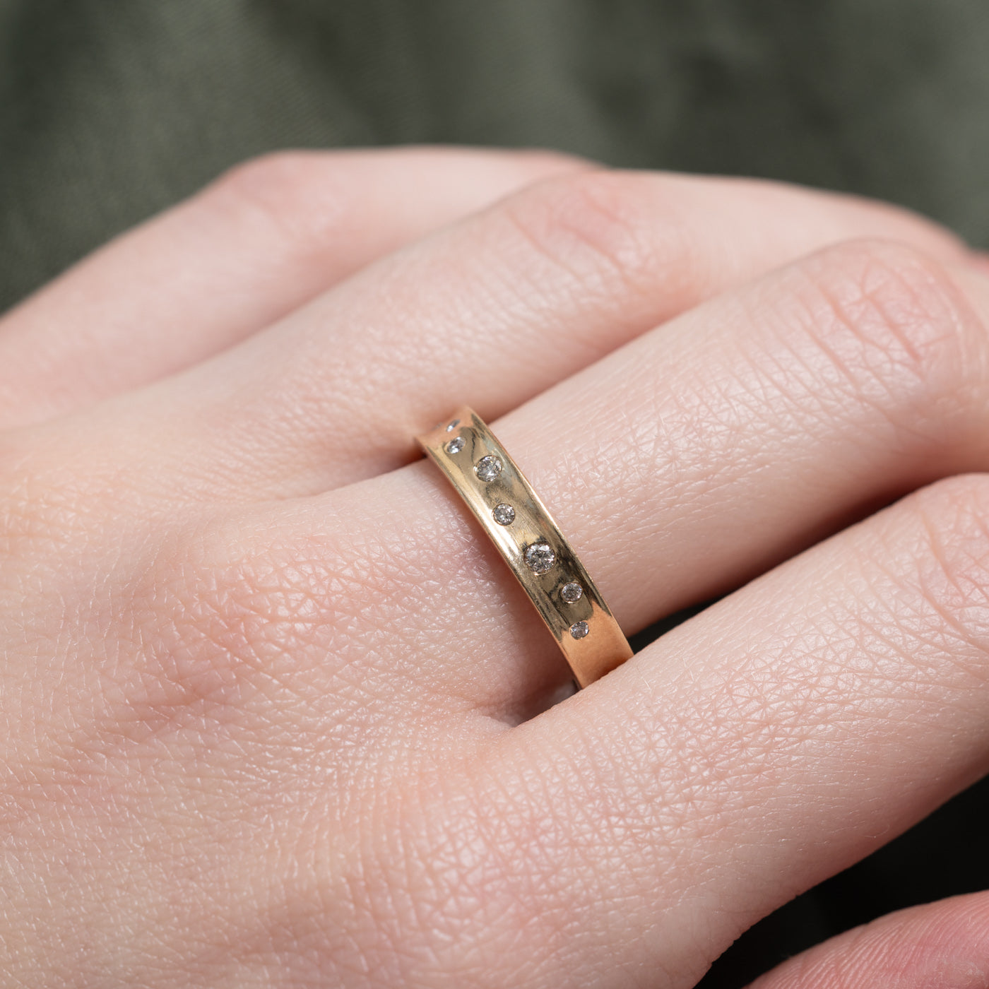 Flush Set Scattered Diamond Band | 4.15mm | SZ 7.25