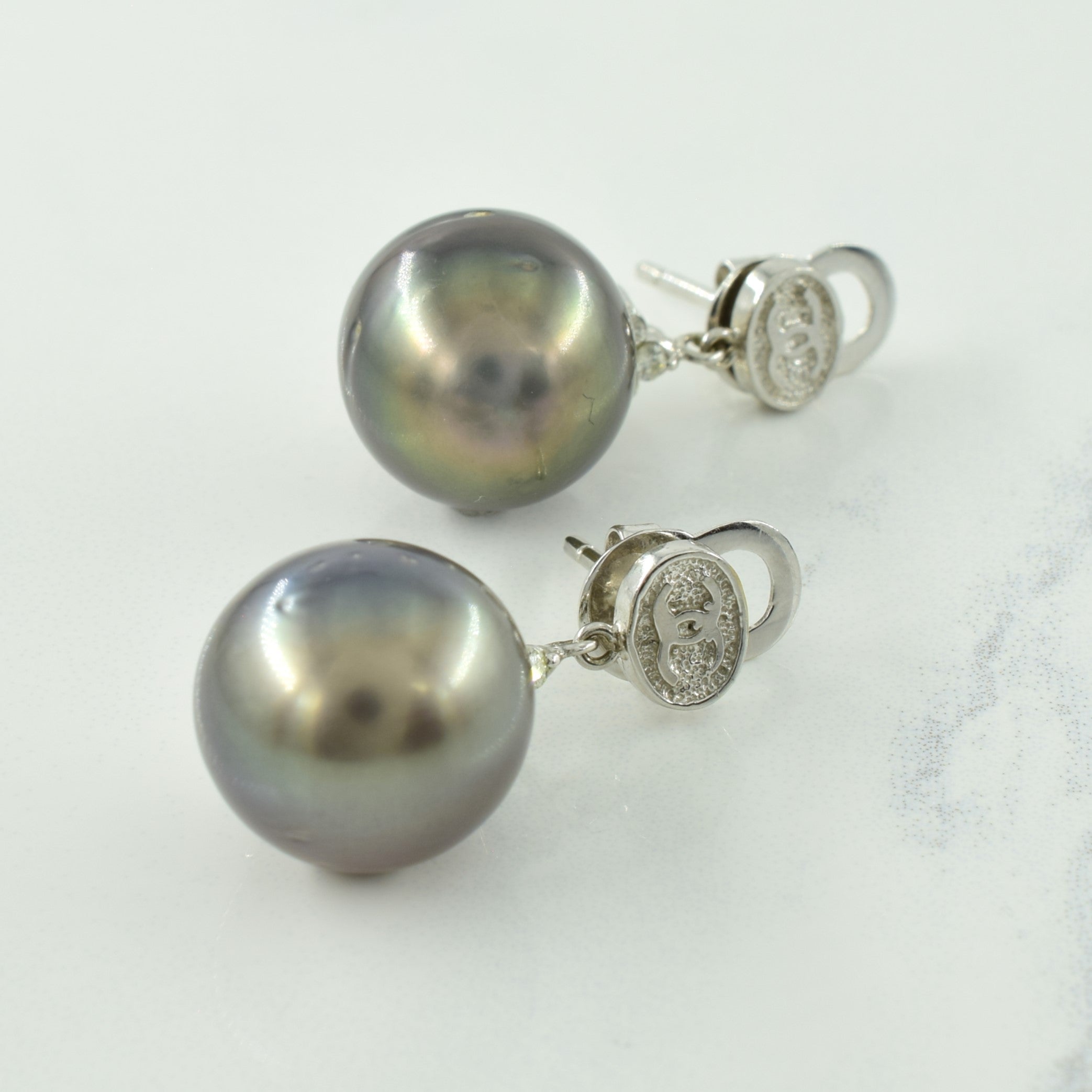 Parure de bijoux en perles de Tahiti et diamants | 69,00 ct, 0,32 ct | Taille 3,75 |