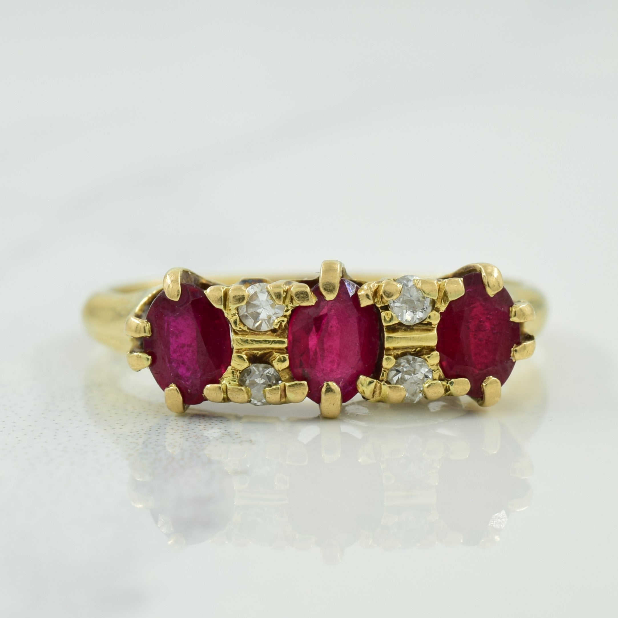 Bague en rubis synthétique et diamants | 0,75 ct, 0,08 ct | Taille 7,75 |