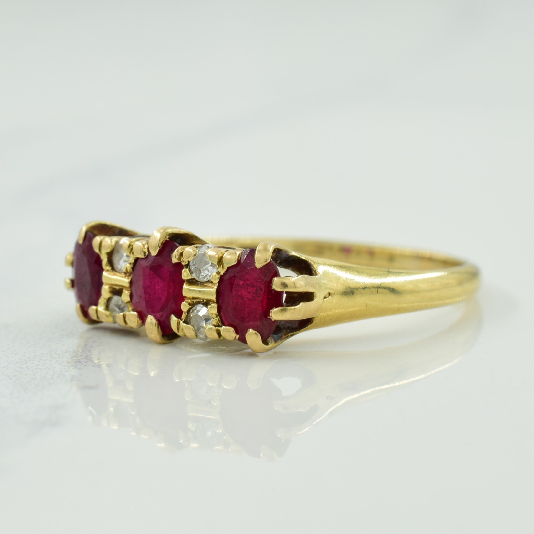 Bague en rubis synthétique et diamants | 0,75 ct, 0,08 ct | Taille 7,75 |