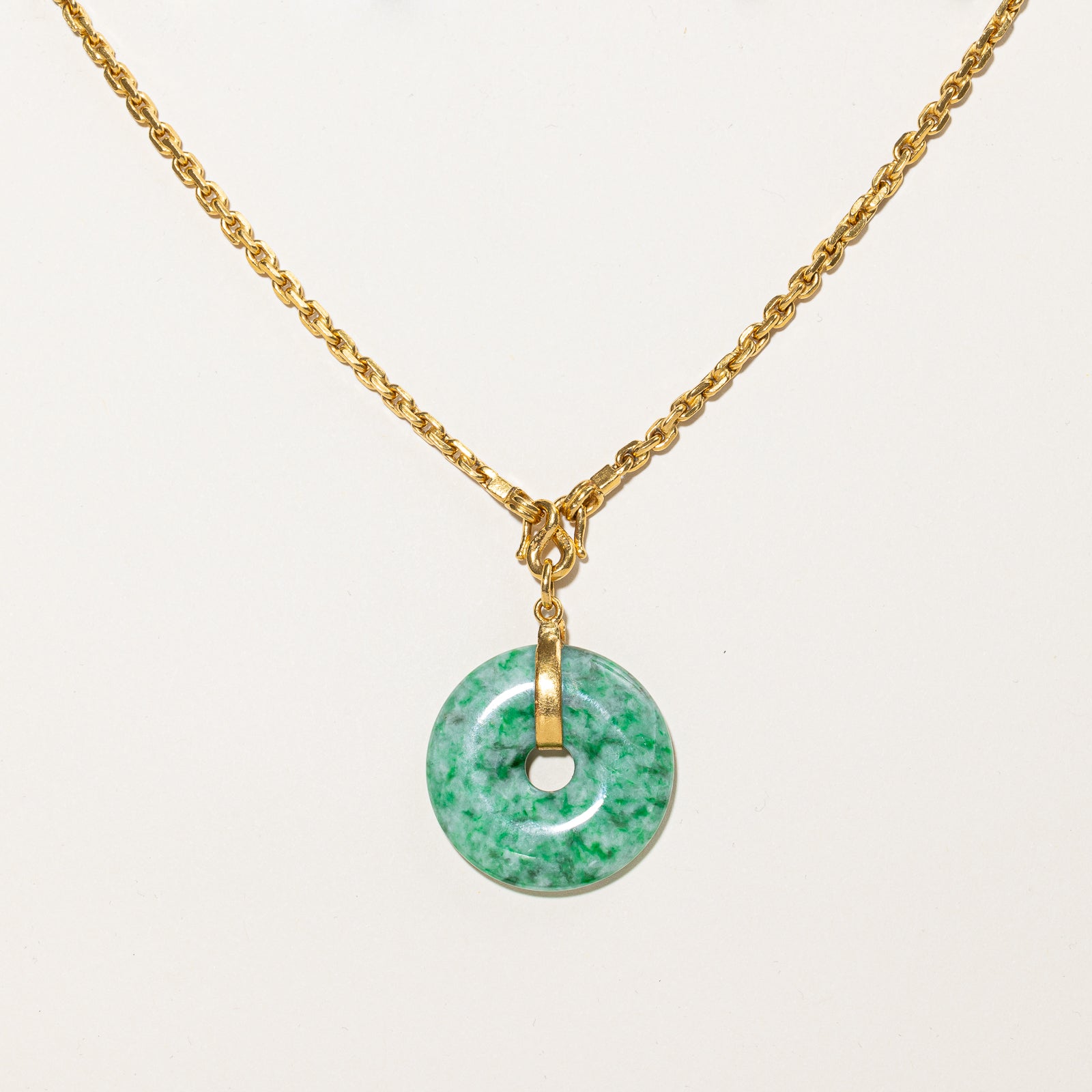 Collier pendentif en jadéite 24 carats | 50 carats | 51 cm |