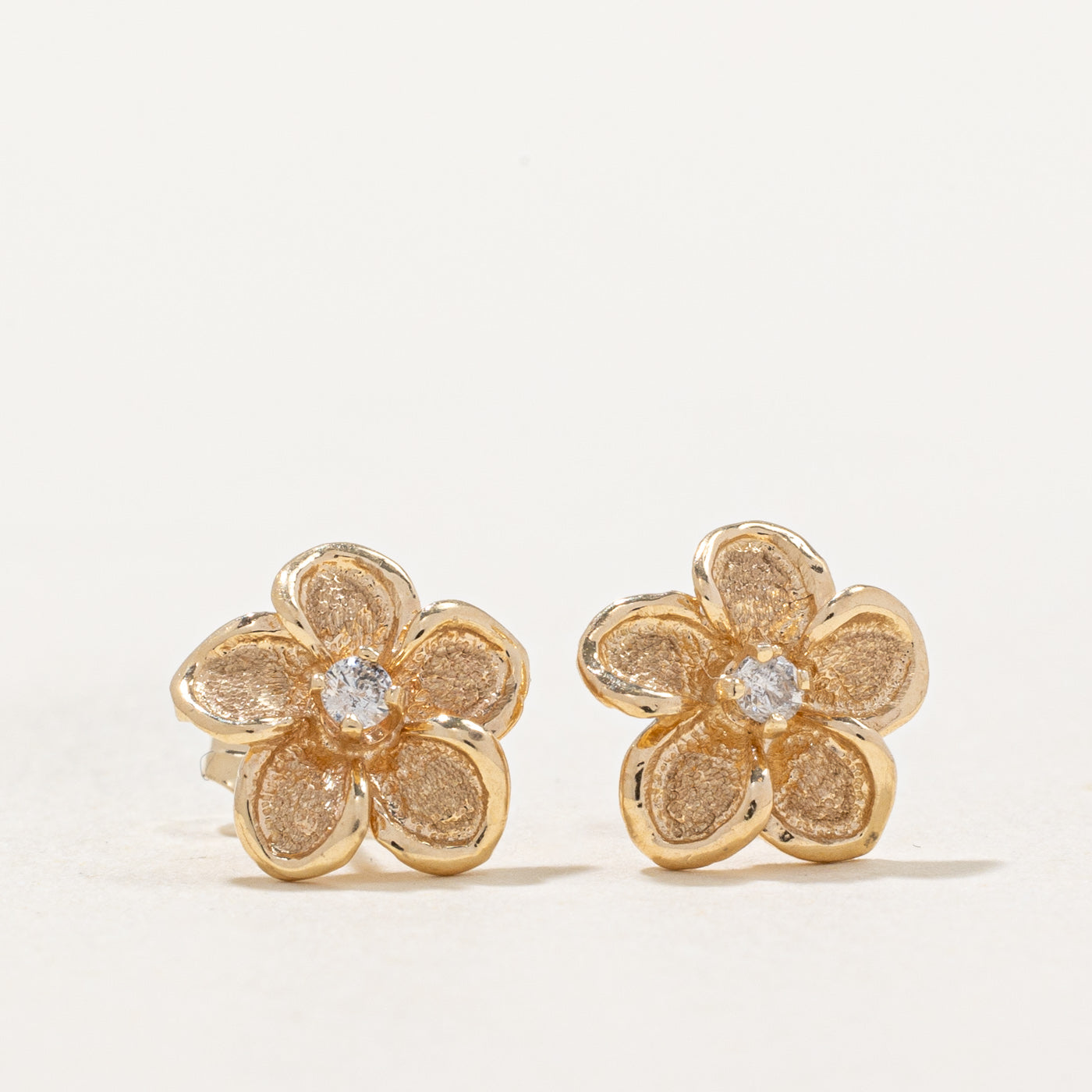 Boucles d'oreilles en forme de fleur serties de diamants | 0,06 ct |
